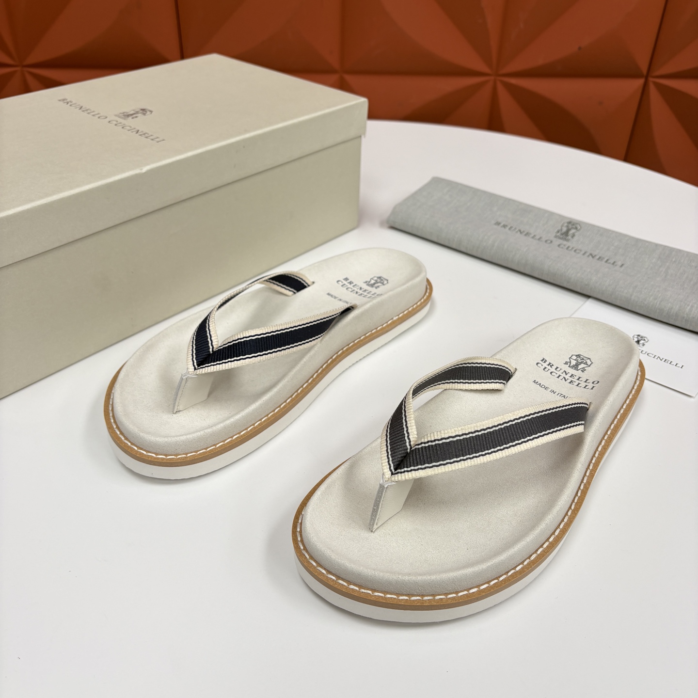 💋💍BC家  新品凉拖鞋 Brunell* Cucinell*  官方 5,700  考究的材料精美了这款夏季男士休闲街