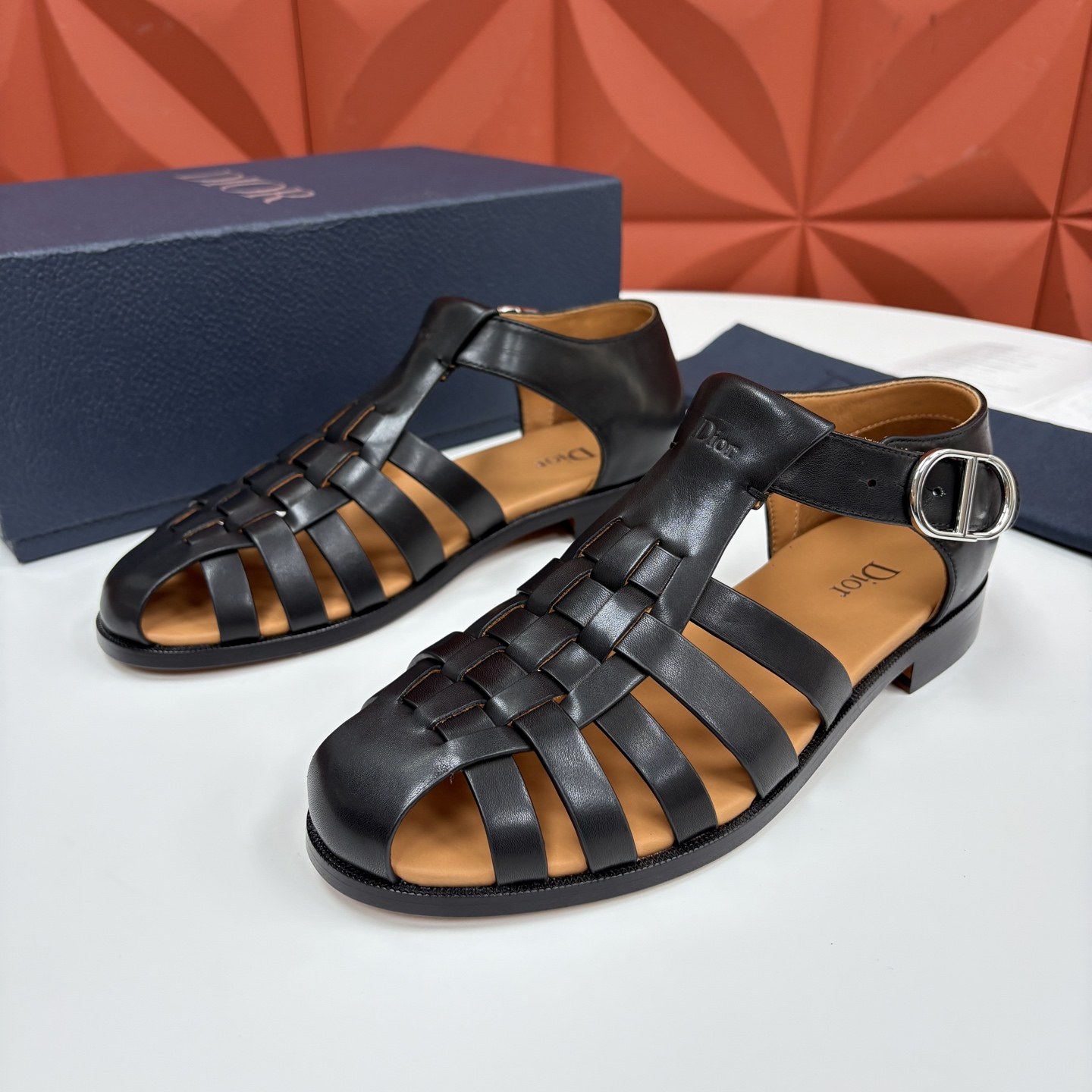 NO:956337,CD Home New Product Dio*r Classic Braided Roman Fisherman Sandals | Retro Light Luxury Versatile Style for All Seasons Made of multi-channel imported cow leather hand-cross braided, with a hollow cage-shaped toe design, which can protect toes from bumping, the hollow structure is breathable and not stuffy, and will not accumulate sweat when worn in spring and summer; the weaving pattern is neat and three-dimensional, each leather strip is evenly spliced, the visual layer is full, low-key and not exaggerated!  Gold round buckle and matte silver metal buckle are matched with two hardware accessories  The footbed is fully padded with first-layer cowhide, with its own brand embossed brand logo. The foot is soft and fits the arch of the foot, with slight cushioning. The sense of luxury is hidden in the details. It will not feel sticky when worn on bare feet, and will not sweat after long walks. The outsole adopts a segmented two-color leather outsole + leather welt + rubber backing. The forefoot has leather anti-slip texture, and the heel has thickened wear-resistant rubber blocks to increase grip.  ; The flat bottom does not tire your feet, and you can stand for long periods of time or walk without stress or sprained feet. The welts are well-knitted to reinforce the structure of the shoe body, making it durable and difficult to peel off. Continuing the brand's century-old French retro aesthetics, it replicates the Roman woven shoe shape of the 1990s and integrates traditional hand-knitting techniques with modern comfortable shoe structures to create light luxury commuter sandals that are both stylish and practical.  Standard counter code number 39～44# (customized at 45.46.47) P,,dior,dior,sandals,espadrilles,cowhide,Leather soles19860909CD家新品 迪-奥 Dio*r 经典编织罗马渔夫凉鞋｜复古轻奢四季百搭款 采用多道进口牛皮革手工交叉编织,镂空笼型包头设计,既能保护脚趾避免磕碰,镂空结构透气不闷脚,春夏穿不积汗；编织纹路工整立体,每一处皮条拼接均匀,视觉层次饱满,低调不浮夸！金色圆形扣、哑光银色金属扣两种五金配件搭配 .鞋床为头层牛皮全衬垫,自带品牌压印品牌标识,脚踩柔软贴合足弓,自带轻微缓冲；高级感藏于细节,裸脚穿不闷黏,久走不闷汗.外底采用分段式双色真皮大底+真皮沿条+橡胶底片,前掌真皮防滑纹路,后跟加厚耐磨橡胶块,增加抓地力；平底不累脚,久站、通勤走路无压力,不崴脚.沿条工整车线,加固鞋身结构,耐穿不易开胶.延续品牌百年法式复古美学,复刻90年代罗马编织鞋型,将传统手工编织工艺与现代舒适鞋履结构融合,打造兼具格调、实穿性的轻奢通勤凉鞋.  标准专柜码数39～44#（45.46.47定做） P,,dior,dior,sandals,espadrilles,cowhide,Leather soles,Men's shoes