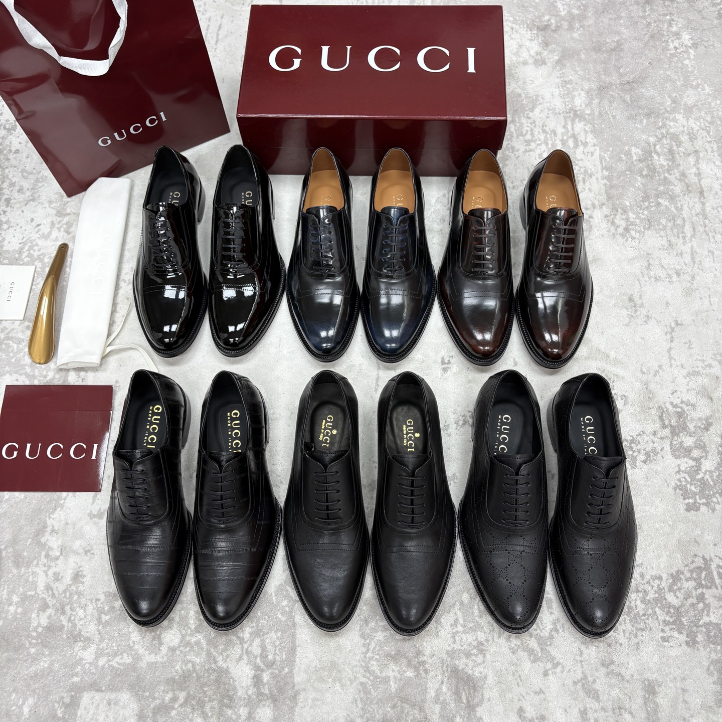 NO:955104,G Home GUCC* Gucci's new men's formal leather derby shoe style is a choice that balances elegance and practicality. The shoe body is made of fine and shiny imported cowhide/open-edge brick bright leather, which is soft to the touch while maintaining a stiff shape. The texture is high-end and durable. The classic lace-up derby shoe style is suitable for a variety of occasions, and the side of the shoe is decorated with the brand's iconic punched G  The floral details and double stitching lines on the upper are low-key and recognizable, not too ostentatious but very stylish. Original genuine leather embossed GG outsole with composite rubber backing is comfortable and non-slip!  The sole is printed with the iconic double G pattern. From a practical point of view, the pattern increases friction and makes walking more stable; from a design perspective, it is an extension of the brand recognition, and every step quietly declares the fashion affiliation. The lining of the shoe is soft water-dyed cowhide lining, which is comfortable to fit on the foot!  Whether you prefer a minimalist and neat commuting style, or a casual style with a retro accent, this pair of shoes can be a 'not stealing the show but adding points' to the style. It is a practical item that is good-looking and easy to wear - it has the texture and recognition of a luxury brand without an overly exaggerated design. It can accompany you in most daily and formal occasions. It is an 'evergreen style' that you will wear frequently and like every time you buy it. On sale in the original packaging!  For business scenes, match dark suits (black and dark gray are both suitable). The glossy style will make the overall look more refined and formal, while the matte style will be more calm and restrained, making it perfect for meetings, commuting or formal banquets. For daily casual wear, pair it with khaki casual trousers and dark jeans. The glossy style can add a little 'sophistication buff' to casual wear, while the matte style is effortlessly relaxed and fashionable. It is suitable for dates or dinners with friends.  Standard leather shoe size 39~44# (customized at 38.45.46) batch,,gucci,gucci,jeans,business suit,cowhide19860909G家 GUCC* 古-驰 新品男士正装鞋皮鞋德比鞋鞋型,是优雅与实用的平衡之选.选用细腻有光泽的进口牛皮/开边砖亮皮打造鞋身,触感柔软同时保持挺括型态,质感高级又耐穿.经典的系带德比鞋型适配多种场合,鞋侧点缀品牌标志性的冲孔 G 花细节,鞋面双走线线条,低调中藏着辨识度,不会过于张扬却很有格调.原版真皮压花 GG 大底复合橡胶底片 舒适且防滑 ！鞋底印有标志性的双G图案,从实用角度看,纹路增加摩擦力,行走更稳；从设计层面,是品牌辨识度的延伸,每一步都在悄然宣告时尚归属 .鞋内里是柔软的水染牛皮衬里,上脚贴合舒适！ 不管你是偏爱极简利落的通勤风,还是带点复古腔调的休闲风,这双鞋都能成为造型里“不抢戏但加分”的存在.好看又好穿的实用型单品——既有奢侈品牌的质感和辨识度,又没有过度浮夸的设计,能陪你应对大部分日常和正式场合,属于买了就会经常穿、越穿越喜欢的“常青款”.原包装发售！ 商务场景搭配深色西装（黑色、深灰都很适配）,亮面款会让整体造型更显精致正式,哑光款则多一份沉稳内敛,都能完美hold住会议、通勤或正式宴请. 日常休闲和卡其色休闲西裤、深色牛仔裤搭在一起,亮面款能给休闲装加一点“精致感buff”,哑光款则是毫不费力的松弛时髦,不管是约会还是和朋友聚餐都很合适. 标准皮鞋码数39～44#（38.45.46定做） 批,,gucci,gucci,jeans,business suit,cowhide,Men's shoes