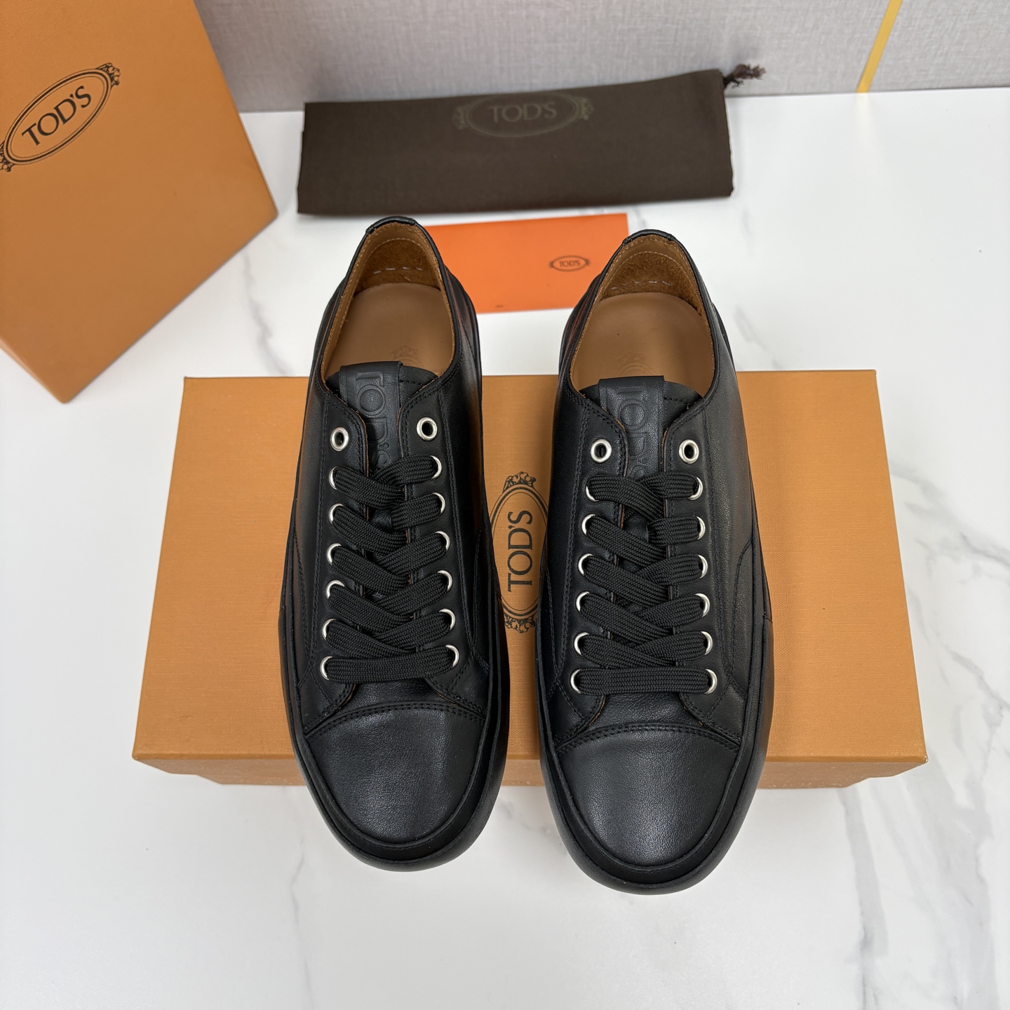 💋💍Tod* 托德～斯 新品运动板鞋   官方   6,310   鞋面采用经典硫化款式板鞋设计，侧面搭配叠加梯式牛皮/
