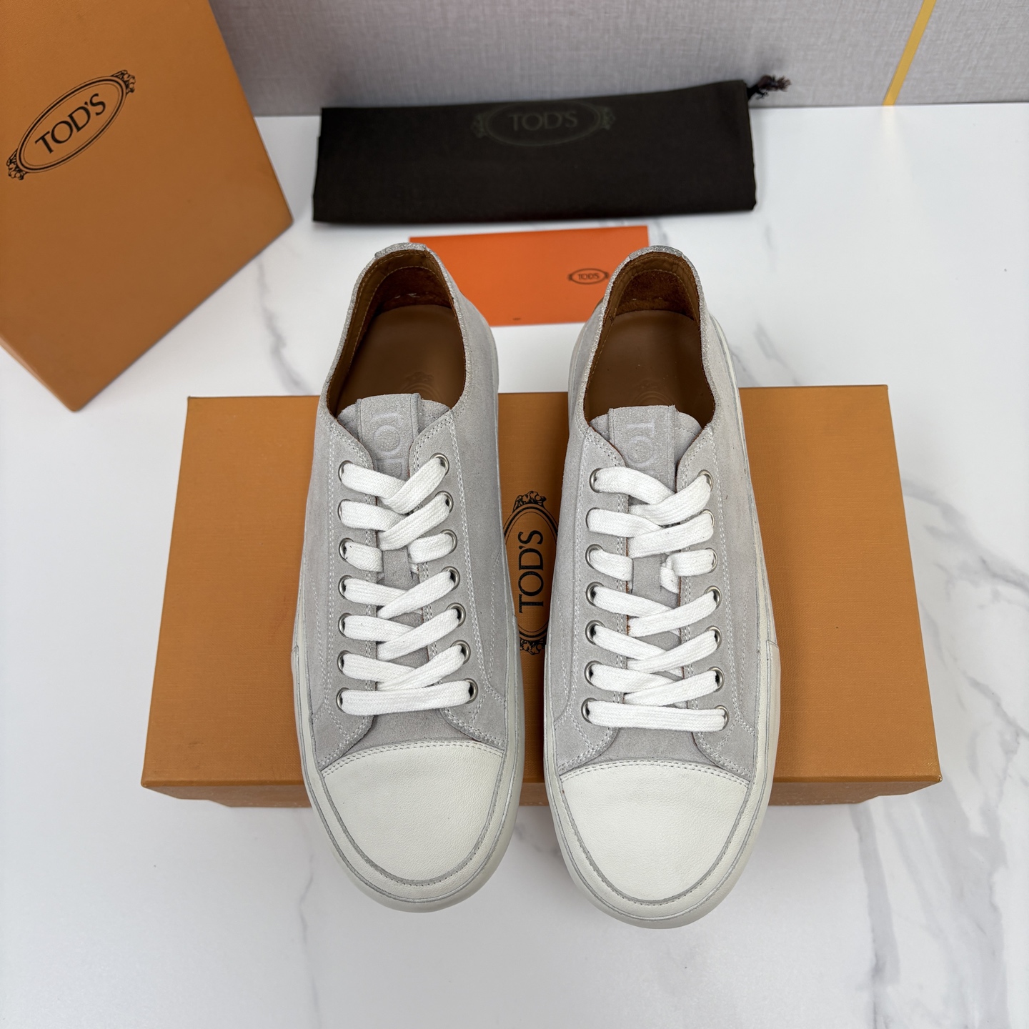 💋💍Tod* 托德～斯 新品运动板鞋   官方   6,310   鞋面采用经典硫化款式板鞋设计，侧面搭配叠加梯式牛皮/