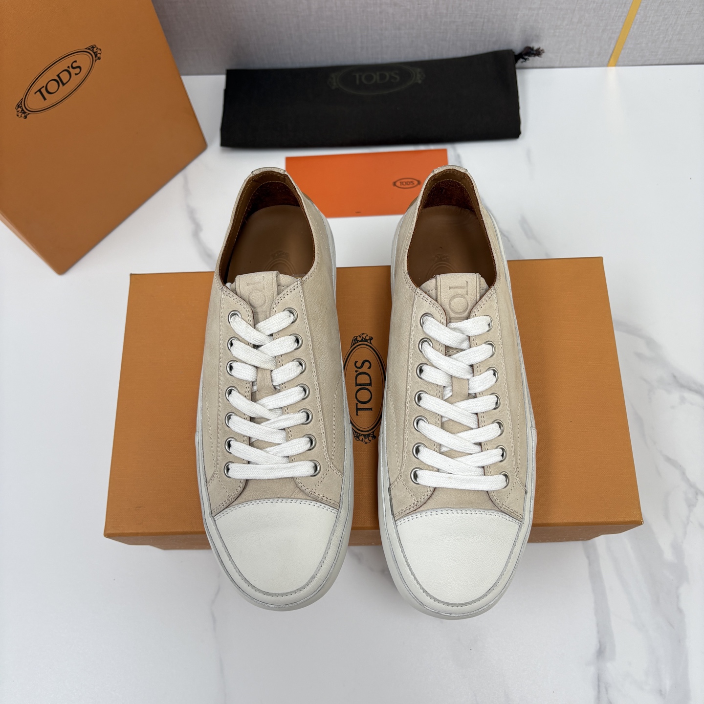 💋💍Tod* 托德～斯 新品运动板鞋   官方   6,310   鞋面采用经典硫化款式板鞋设计，侧面搭配叠加梯式牛皮/