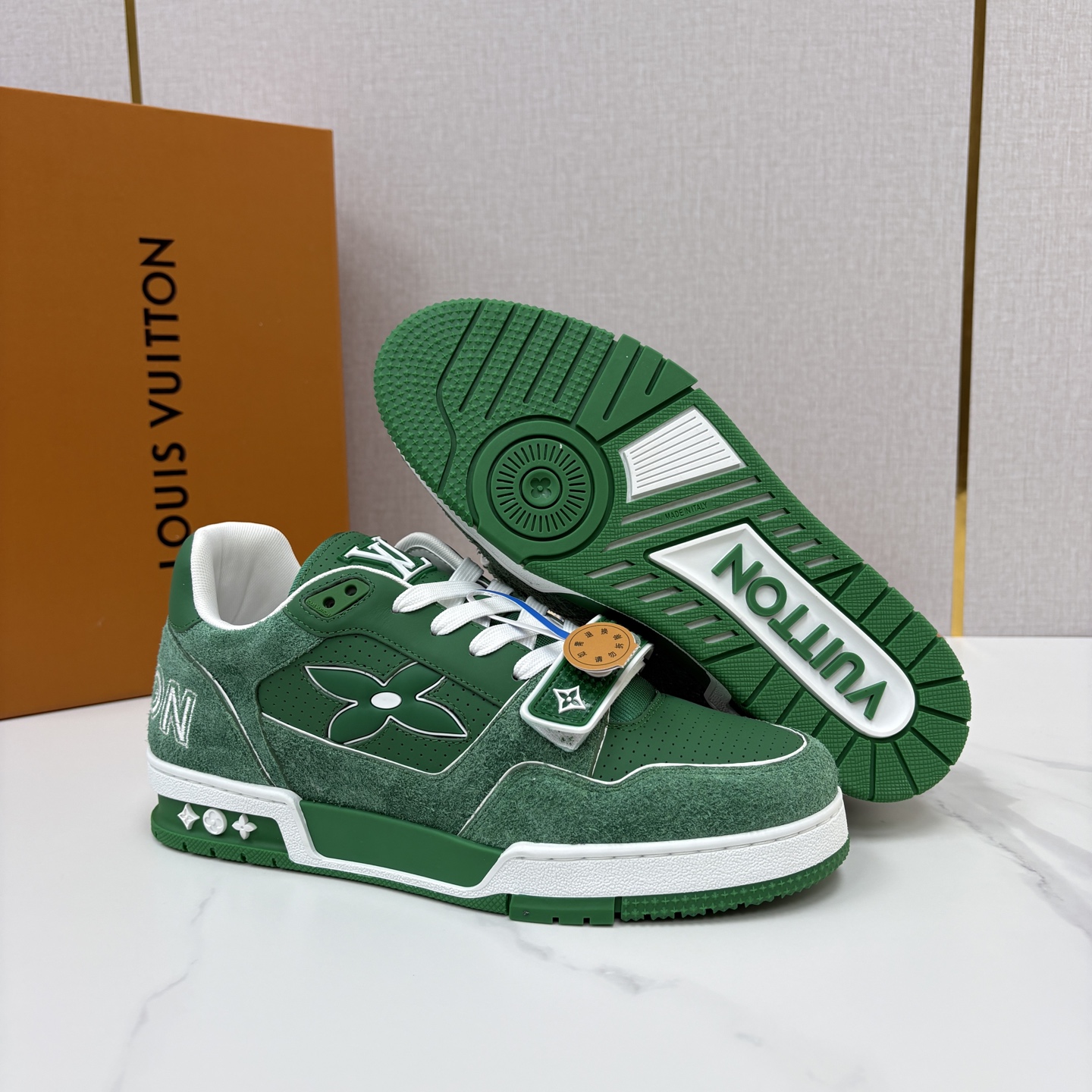 💋💍L家新品 TRAINER 魔术贴系列运动鞋 官方 11,100 本款L*V Trainer 运动鞋以牛皮 💋💍L家新品 TRAINER 魔术贴系列运动鞋 官方 11,100 本款L*V Trainer 运动鞋以牛皮