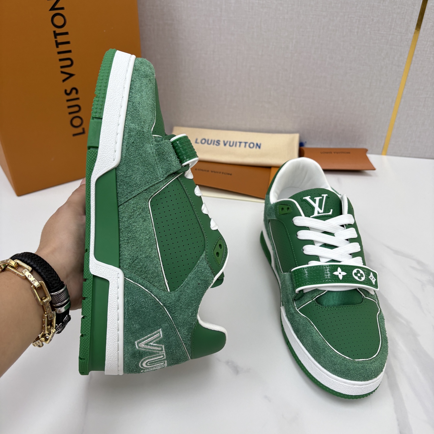💋💍L家新品 TRAINER 魔术贴系列运动鞋 官方 11,100 本款L*V Trainer 运动鞋以牛皮 💋💍L家新品 TRAINER 魔术贴系列运动鞋 官方 11,100 本款L*V Trainer 运动鞋以牛皮