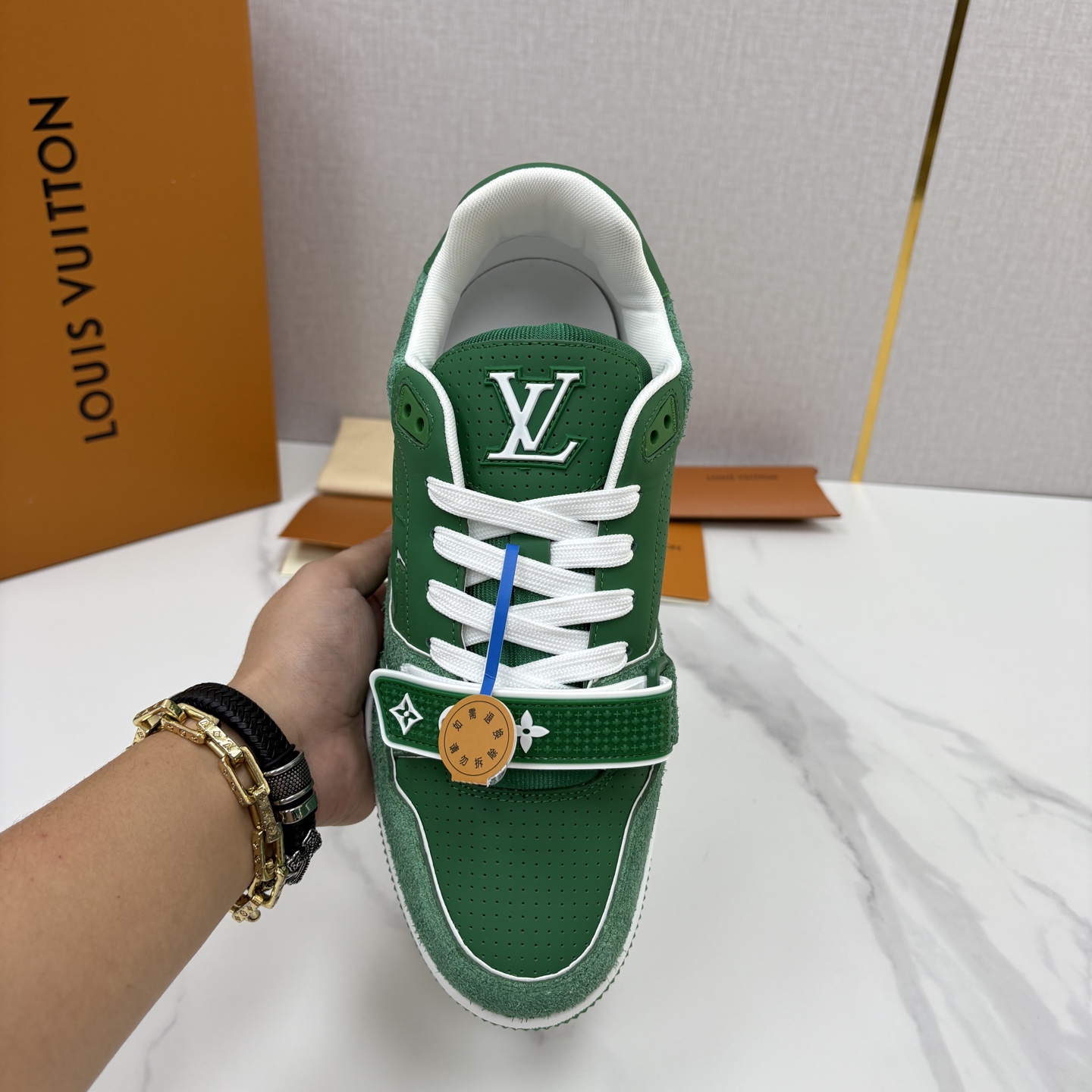 💋💍L家新品 TRAINER 魔术贴系列运动鞋 官方 11,100 本款L*V Trainer 运动鞋以牛皮 💋💍L家新品 TRAINER 魔术贴系列运动鞋 官方 11,100 本款L*V Trainer 运动鞋以牛皮