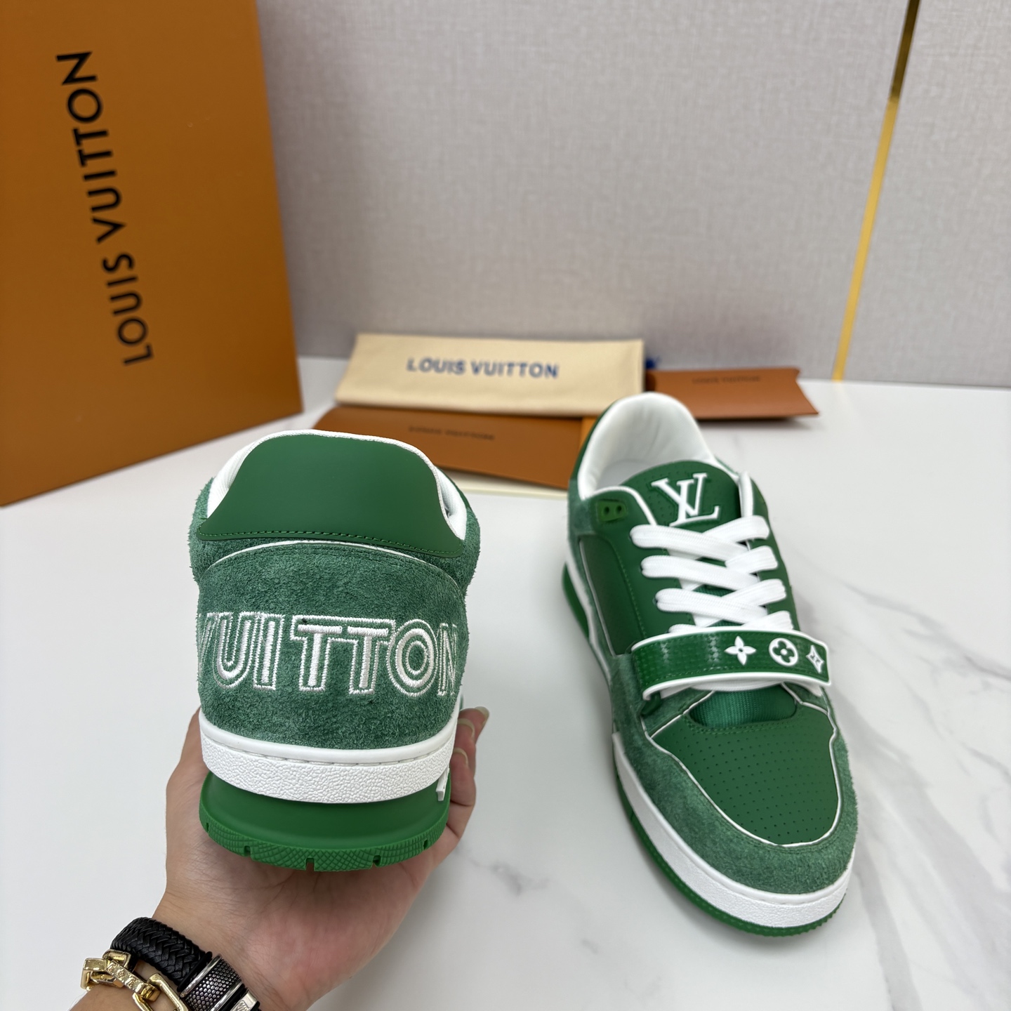 💋💍L家新品 TRAINER 魔术贴系列运动鞋 官方 11,100 本款L*V Trainer 运动鞋以牛皮 💋💍L家新品 TRAINER 魔术贴系列运动鞋 官方 11,100 本款L*V Trainer 运动鞋以牛皮
