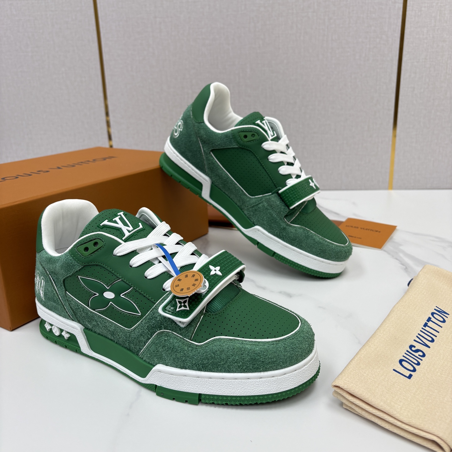 💋💍L家新品 TRAINER 魔术贴系列运动鞋 官方 11,100 本款L*V Trainer 运动鞋以牛皮 💋💍L家新品 TRAINER 魔术贴系列运动鞋 官方 11,100 本款L*V Trainer 运动鞋以牛皮