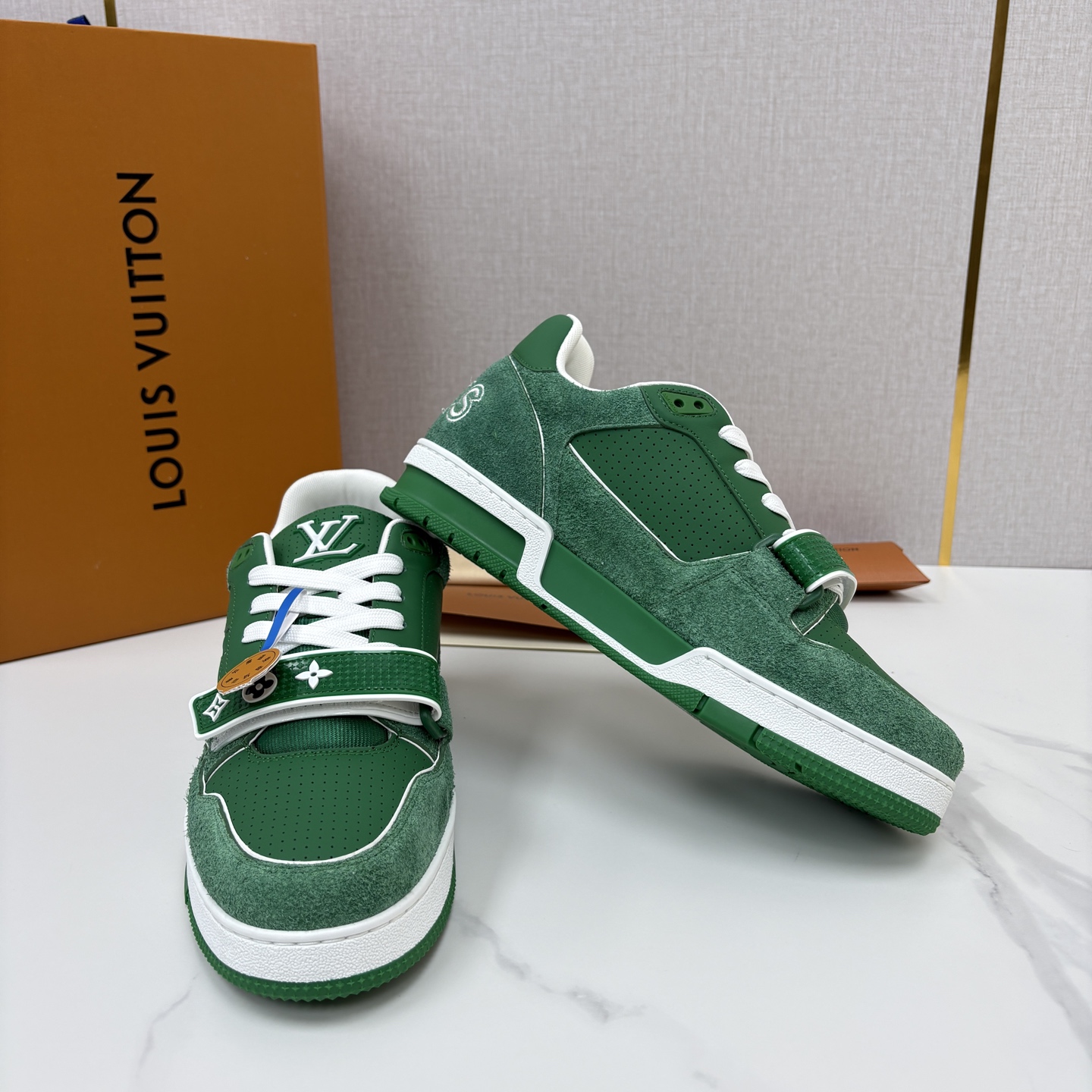 💋💍L家新品 TRAINER 魔术贴系列运动鞋 官方 11,100 本款L*V Trainer 运动鞋以牛皮 💋💍L家新品 TRAINER 魔术贴系列运动鞋 官方 11,100 本款L*V Trainer 运动鞋以牛皮
