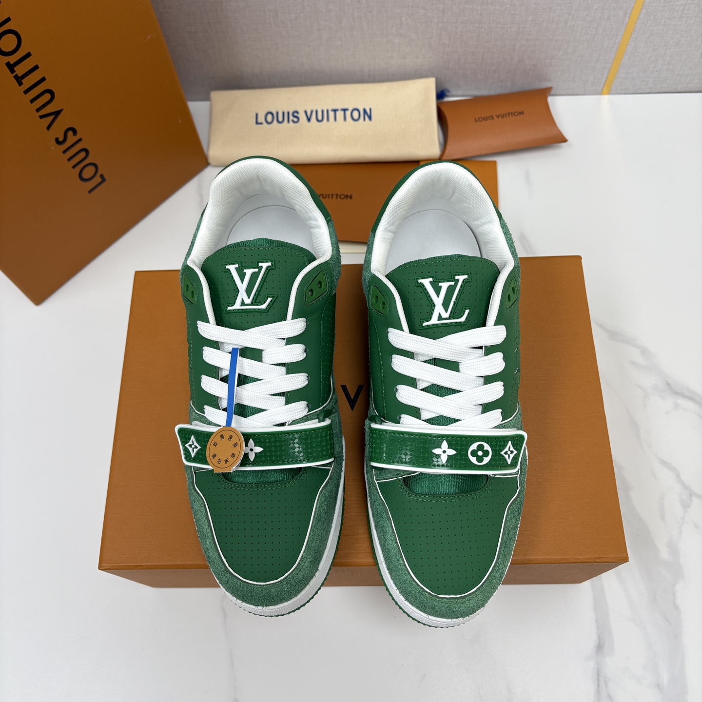 💋💍L家新品   TRAINER 魔术贴系列运动鞋   官方 11,100   本款L*V Trainer 运动鞋以牛皮