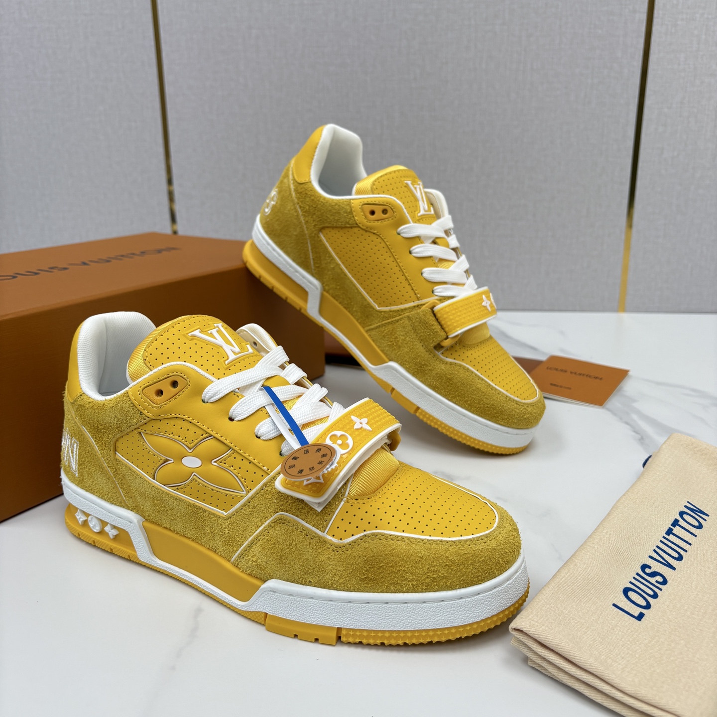 💋💍L家新品 TRAINER 魔术贴系列运动鞋 官方 11,100 本款L*V Trainer 运动鞋以牛皮 💋💍L家新品 TRAINER 魔术贴系列运动鞋 官方 11,100 本款L*V Trainer 运动鞋以牛皮