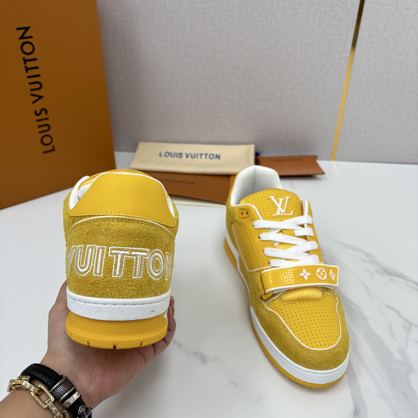💋💍L家新品 TRAINER 魔术贴系列运动鞋 官方 11,100 本款L*V Trainer 运动鞋以牛皮 💋💍L家新品 TRAINER 魔术贴系列运动鞋 官方 11,100 本款L*V Trainer 运动鞋以牛皮