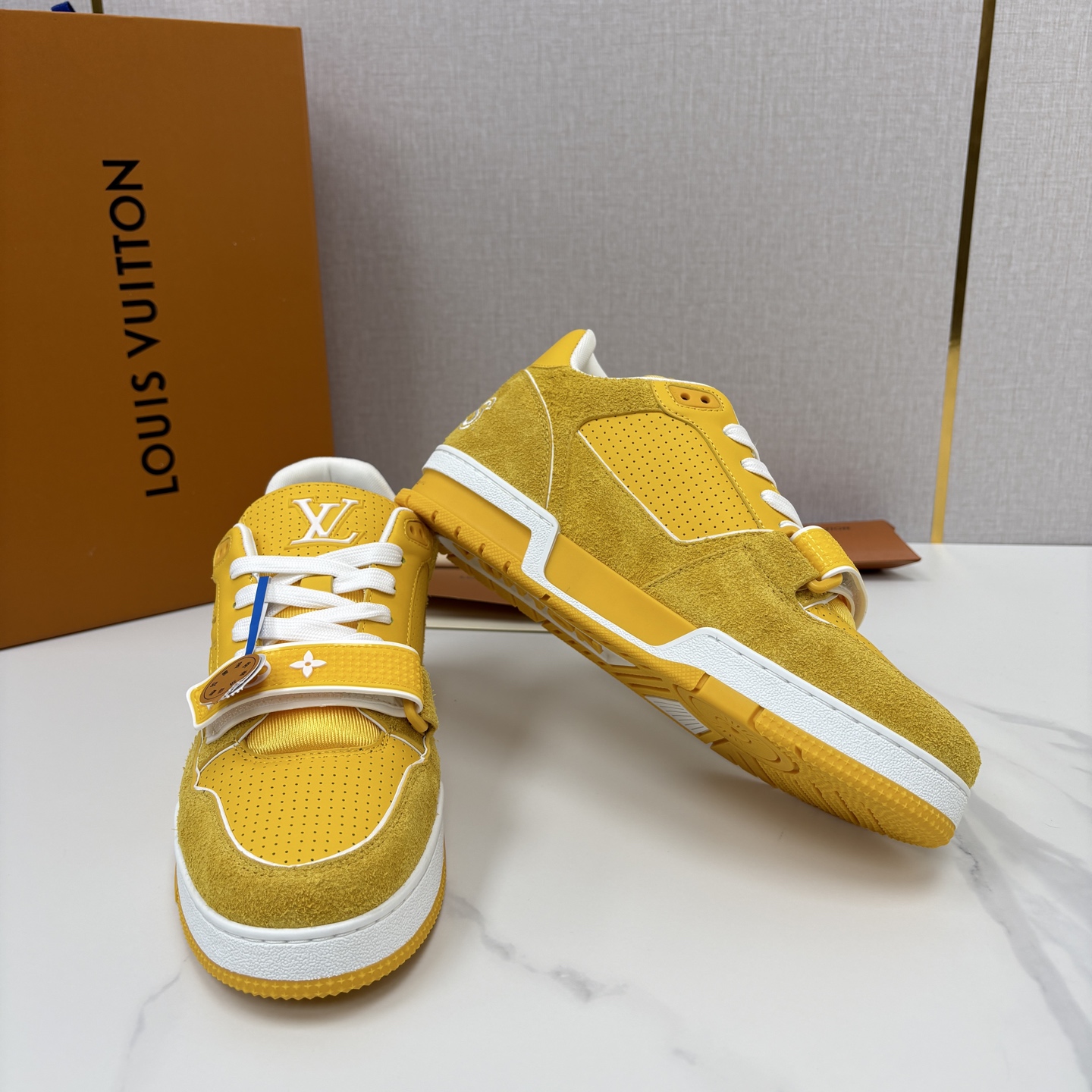 💋💍L家新品 TRAINER 魔术贴系列运动鞋 官方 11,100 本款L*V Trainer 运动鞋以牛皮 💋💍L家新品 TRAINER 魔术贴系列运动鞋 官方 11,100 本款L*V Trainer 运动鞋以牛皮