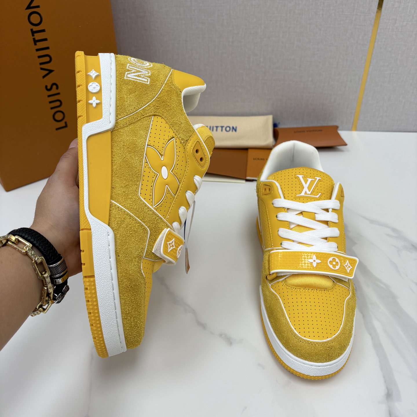 💋💍L家新品 TRAINER 魔术贴系列运动鞋 官方 11,100 本款L*V Trainer 运动鞋以牛皮 💋💍L家新品 TRAINER 魔术贴系列运动鞋 官方 11,100 本款L*V Trainer 运动鞋以牛皮