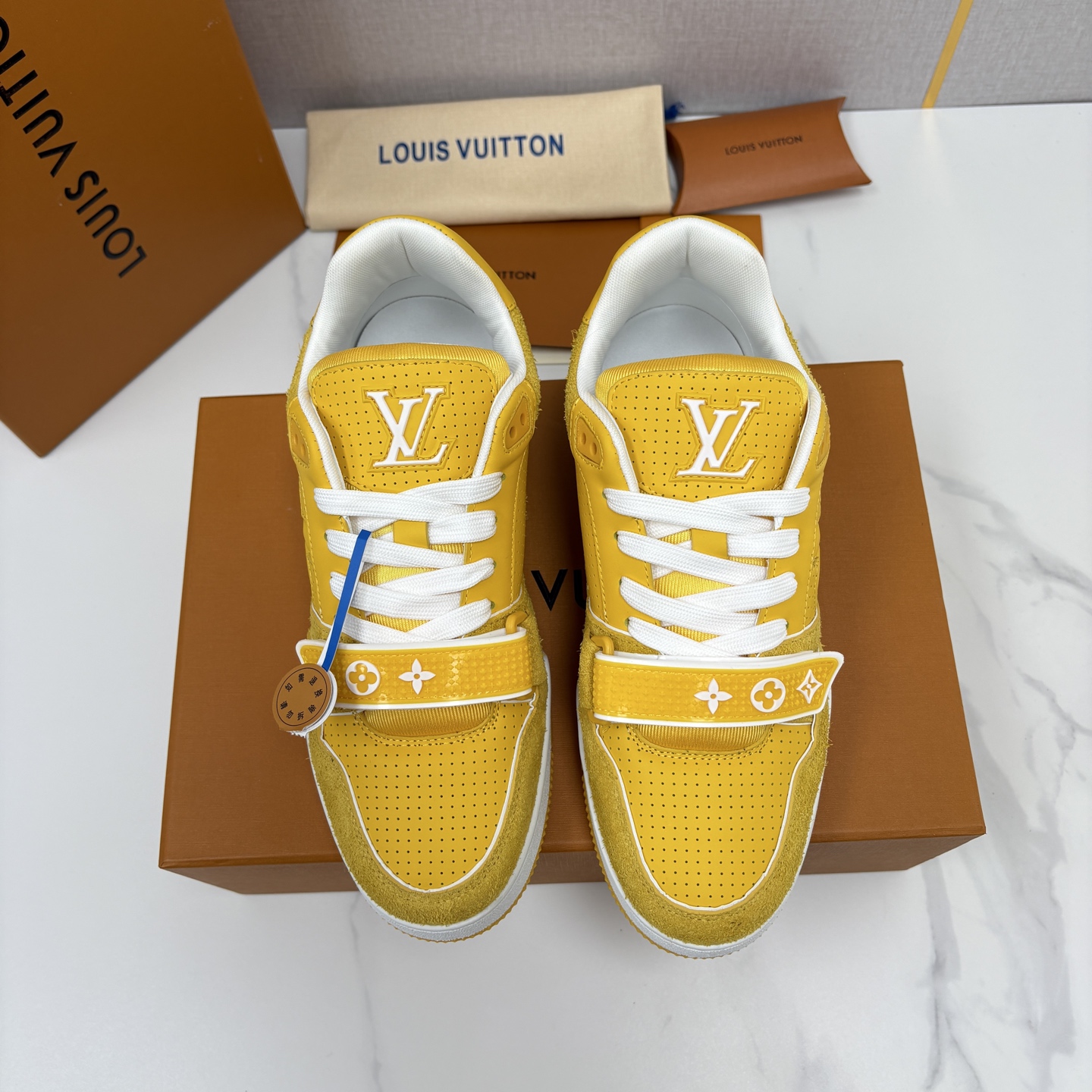 💋💍L家新品   TRAINER 魔术贴系列运动鞋   官方 11,100   本款L*V Trainer 运动鞋以牛皮