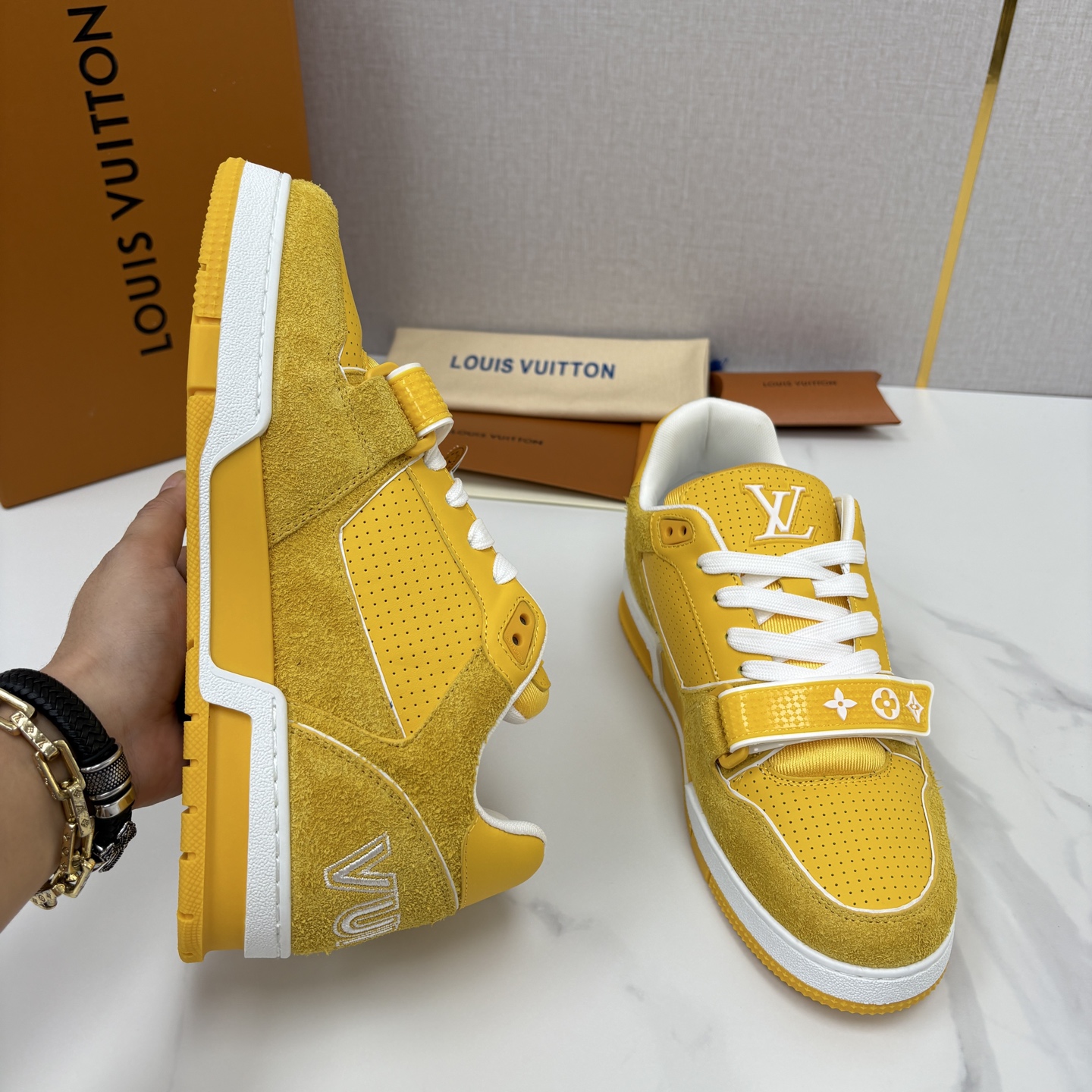 💋💍L家新品 TRAINER 魔术贴系列运动鞋 官方 11,100 本款L*V Trainer 运动鞋以牛皮 💋💍L家新品 TRAINER 魔术贴系列运动鞋 官方 11,100 本款L*V Trainer 运动鞋以牛皮