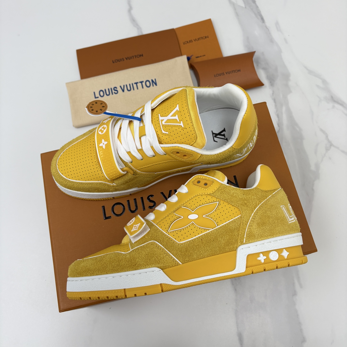 💋💍L家新品 TRAINER 魔术贴系列运动鞋 官方 11,100 本款L*V Trainer 运动鞋以牛皮 💋💍L家新品 TRAINER 魔术贴系列运动鞋 官方 11,100 本款L*V Trainer 运动鞋以牛皮