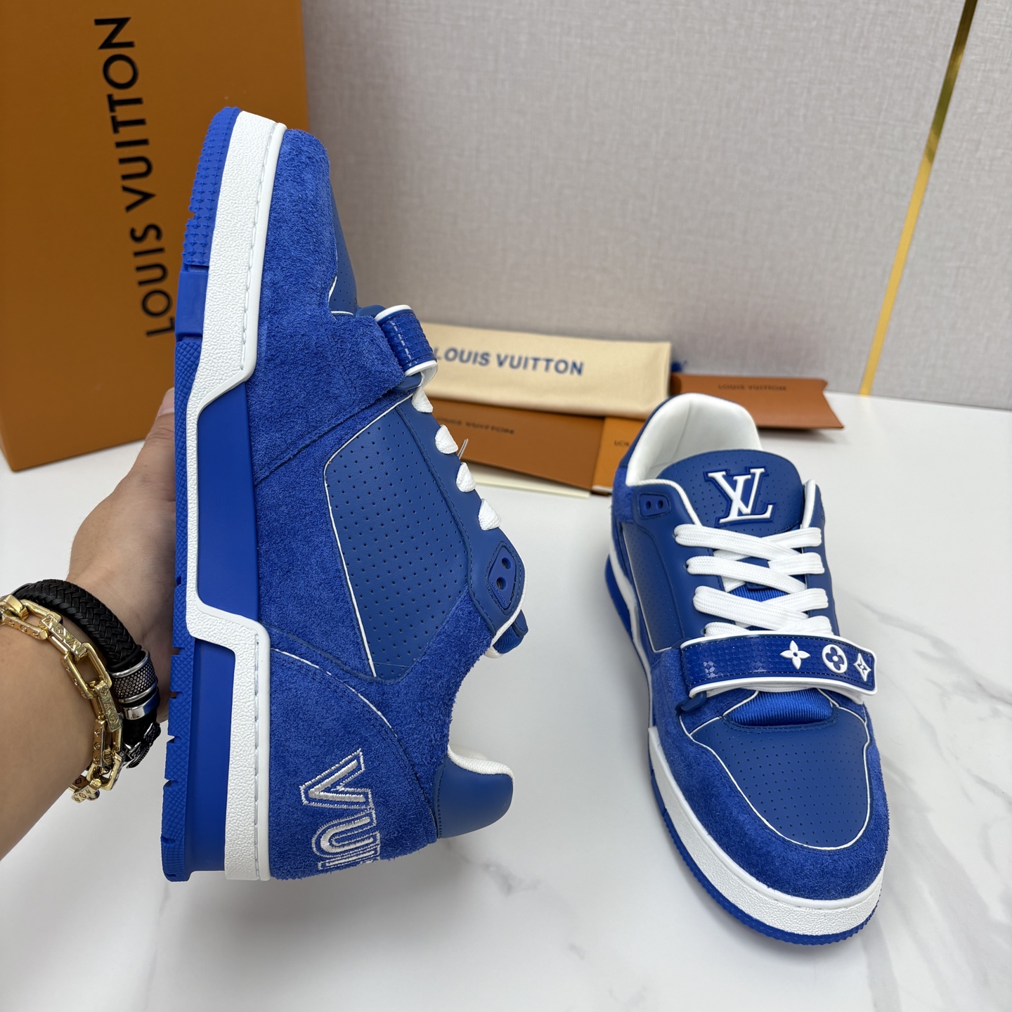 💋💍L家新品 TRAINER 魔术贴系列运动鞋 官方 11,100 本款L*V Trainer 运动鞋以牛皮 💋💍L家新品 TRAINER 魔术贴系列运动鞋 官方 11,100 本款L*V Trainer 运动鞋以牛皮