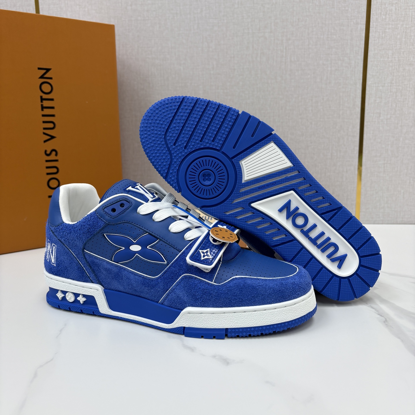 💋💍L家新品 TRAINER 魔术贴系列运动鞋 官方 11,100 本款L*V Trainer 运动鞋以牛皮 💋💍L家新品 TRAINER 魔术贴系列运动鞋 官方 11,100 本款L*V Trainer 运动鞋以牛皮