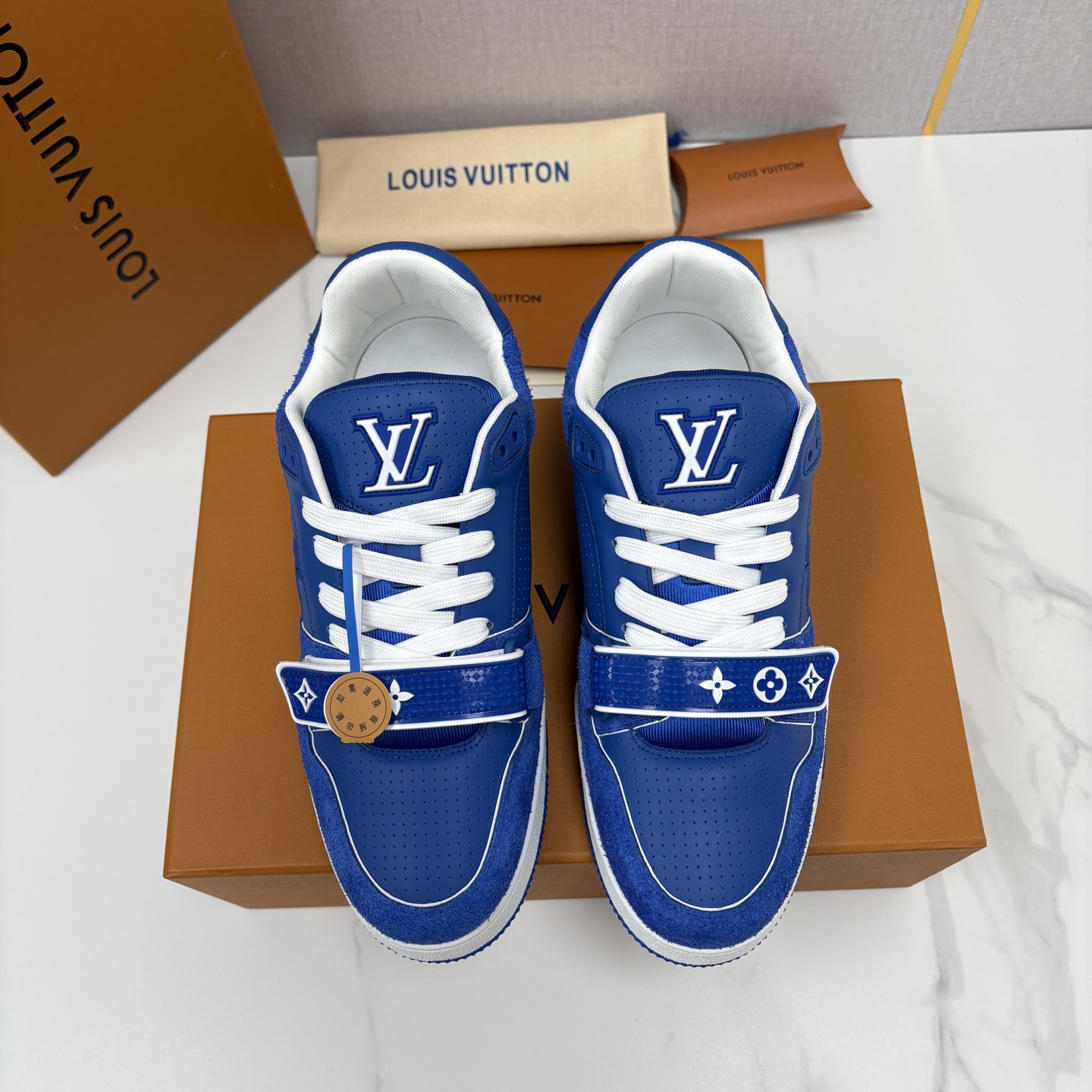 💋💍L家新品   TRAINER 魔术贴系列运动鞋   官方 11,100   本款L*V Trainer 运动鞋以牛皮