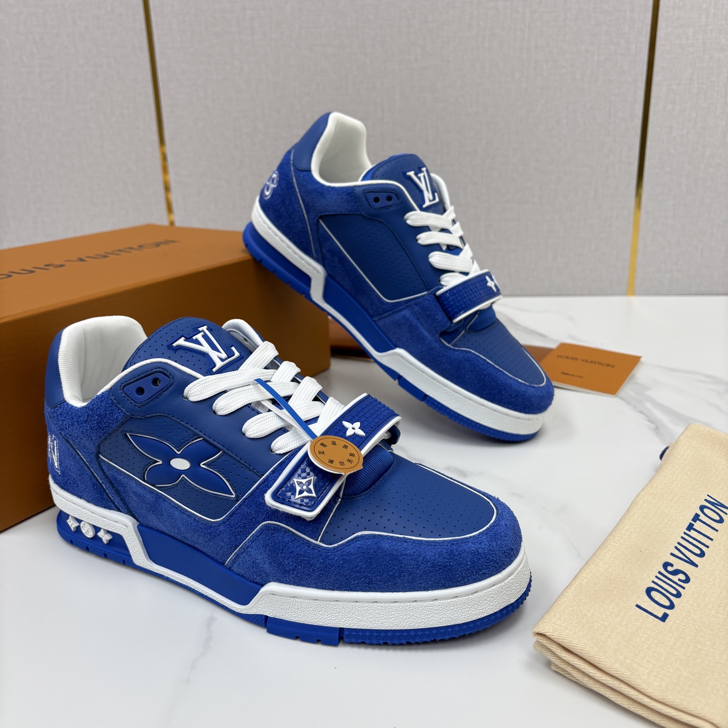 💋💍L家新品 TRAINER 魔术贴系列运动鞋 官方 11,100 本款L*V Trainer 运动鞋以牛皮 💋💍L家新品 TRAINER 魔术贴系列运动鞋 官方 11,100 本款L*V Trainer 运动鞋以牛皮