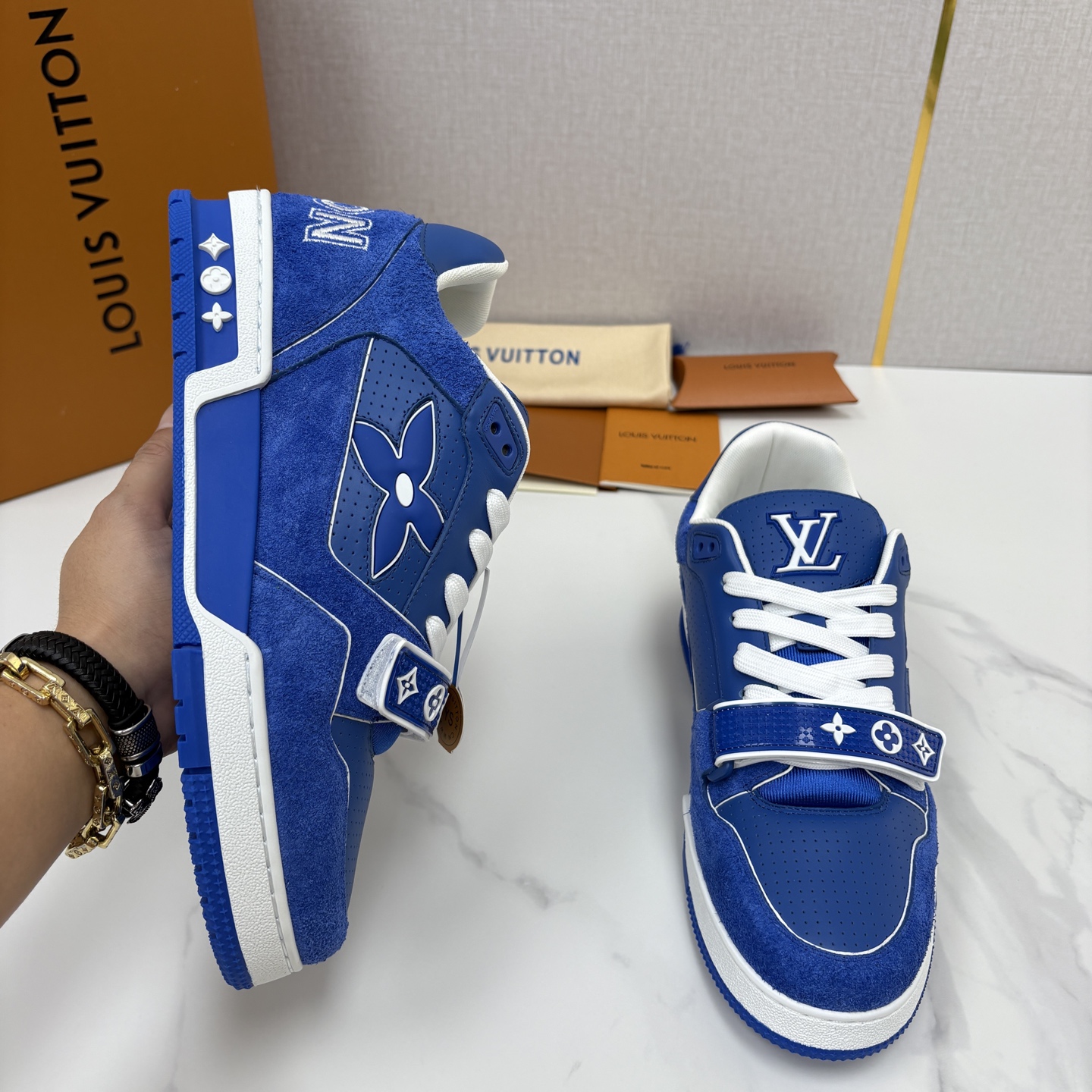 💋💍L家新品 TRAINER 魔术贴系列运动鞋 官方 11,100 本款L*V Trainer 运动鞋以牛皮 💋💍L家新品 TRAINER 魔术贴系列运动鞋 官方 11,100 本款L*V Trainer 运动鞋以牛皮