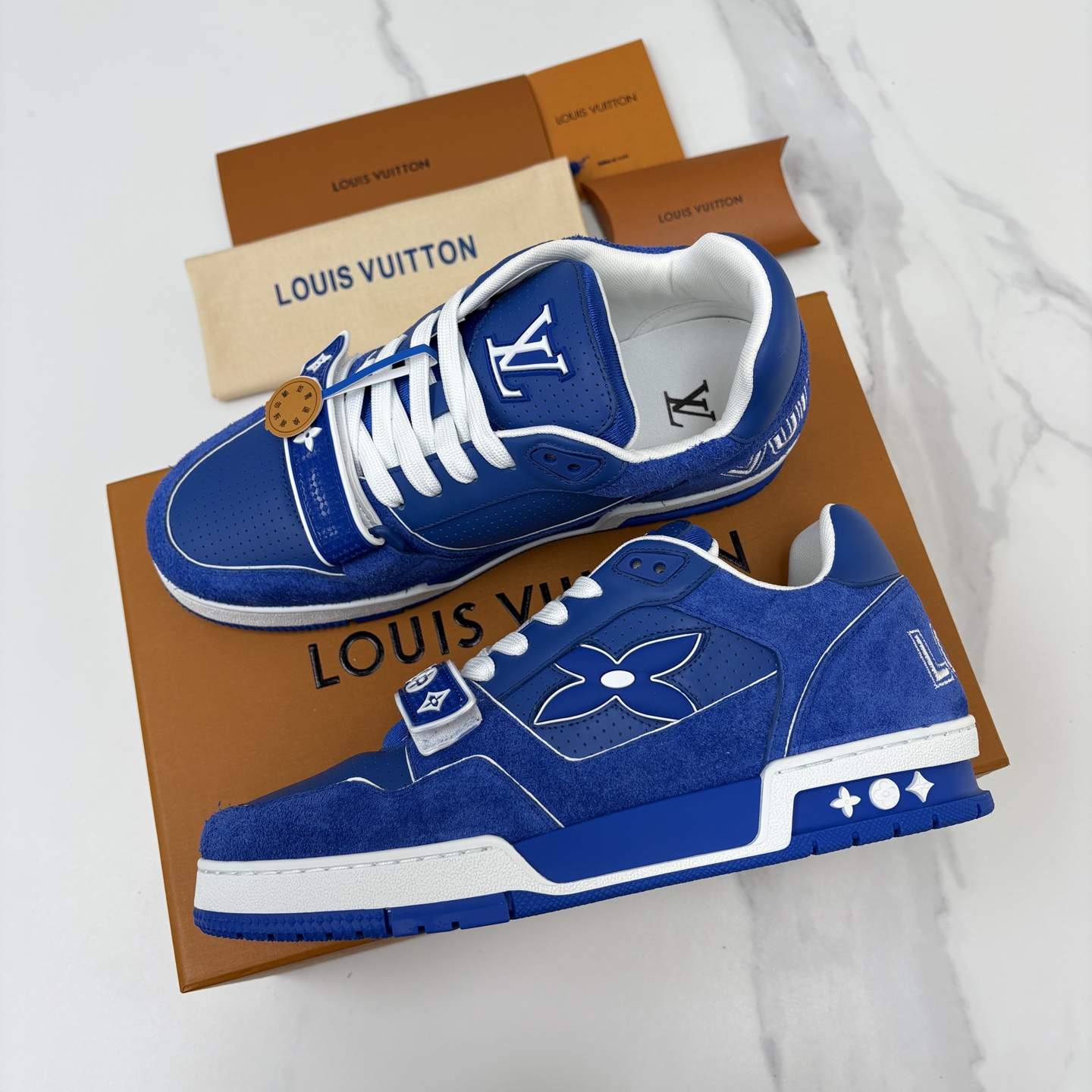 💋💍L家新品 TRAINER 魔术贴系列运动鞋 官方 11,100 本款L*V Trainer 运动鞋以牛皮 💋💍L家新品 TRAINER 魔术贴系列运动鞋 官方 11,100 本款L*V Trainer 运动鞋以牛皮
