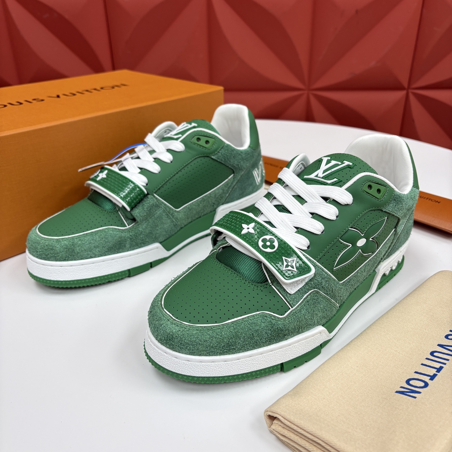 💋💍L家新品 TRAINER 魔术贴系列运动鞋 官方 11,100 本款L*V Trainer 运动鞋以牛皮 💋💍L家新品 TRAINER 魔术贴系列运动鞋 官方 11,100 本款L*V Trainer 运动鞋以牛皮