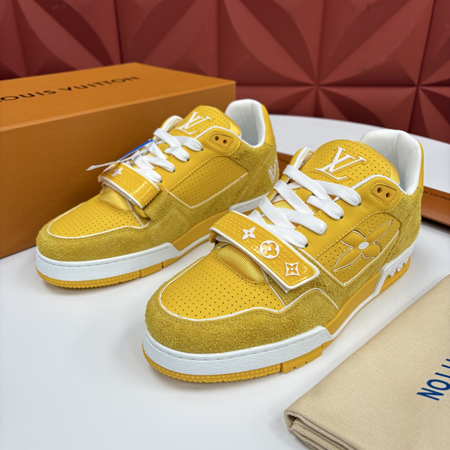 💋💍L家新品 TRAINER 魔术贴系列运动鞋 官方 11,100 本款L*V Trainer 运动鞋以牛皮 💋💍L家新品 TRAINER 魔术贴系列运动鞋 官方 11,100 本款L*V Trainer 运动鞋以牛皮