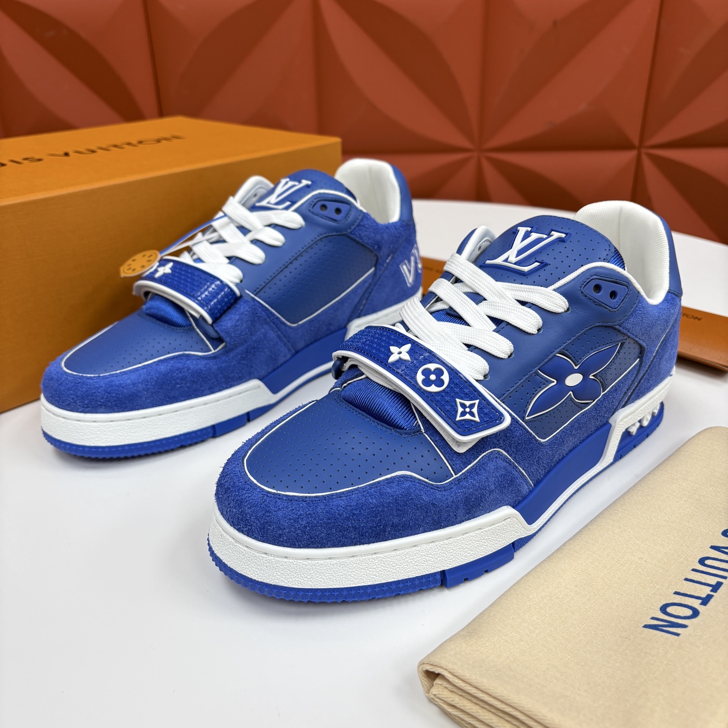 💋💍L家新品   TRAINER 魔术贴系列运动鞋   官方 11,100   本款L*V Trainer 运动鞋以牛皮