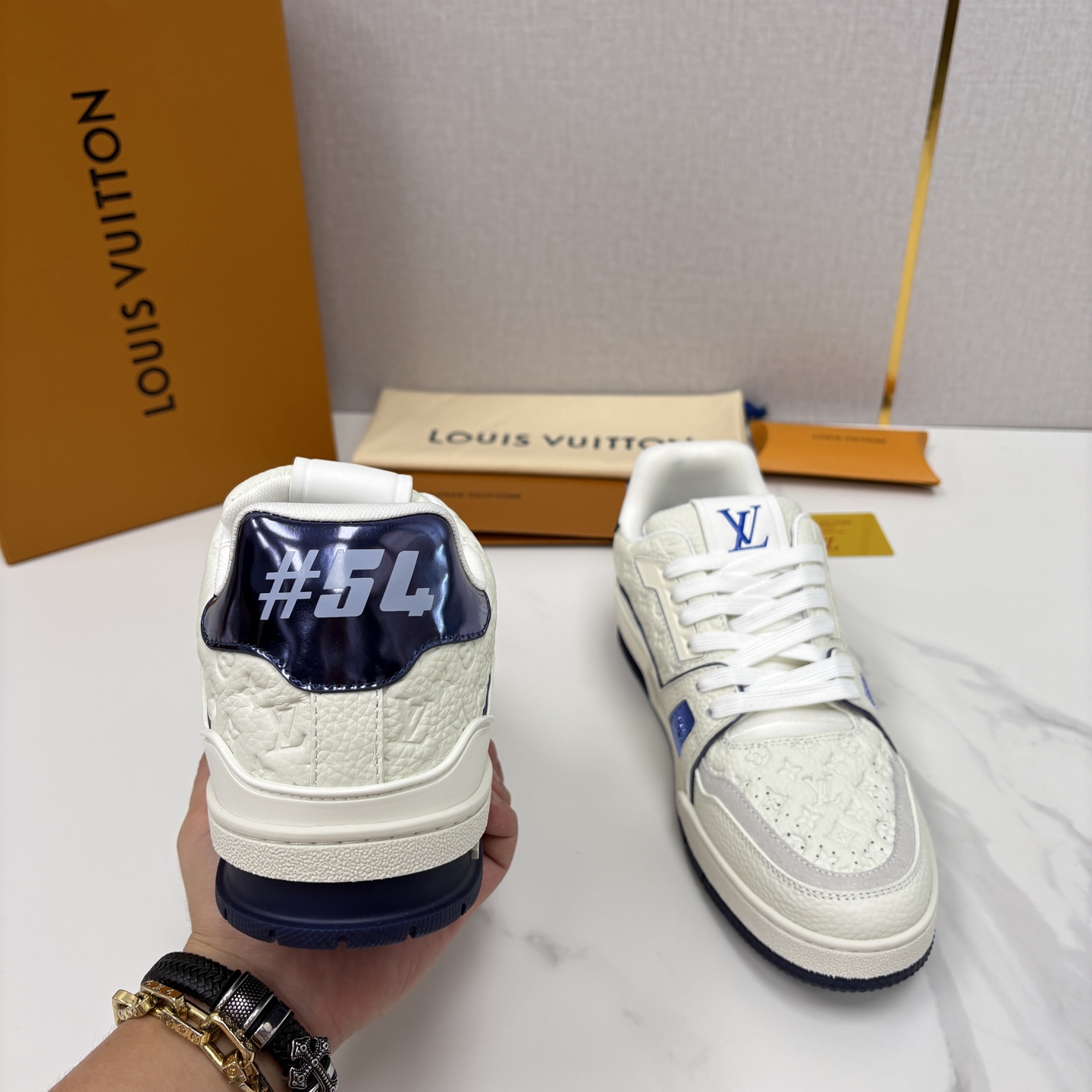 💋💍L家新品 L*V 路易~当季新品上架 TRAINER 系列运动鞋 官方 10,400 色彩狂想与复古 💋💍L家新品 L*V 路易~当季新品上架 TRAINER 系列运动鞋 官方 10,400 色彩狂想与复古