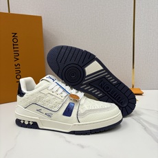 💋💍L家新品 L*V 路易~当季新品上架 TRAINER 系列运动鞋 官方 10,400 色彩狂想与复古 💋💍L家新品 L*V 路易~当季新品上架 TRAINER 系列运动鞋 官方 10,400 色彩狂想与复古