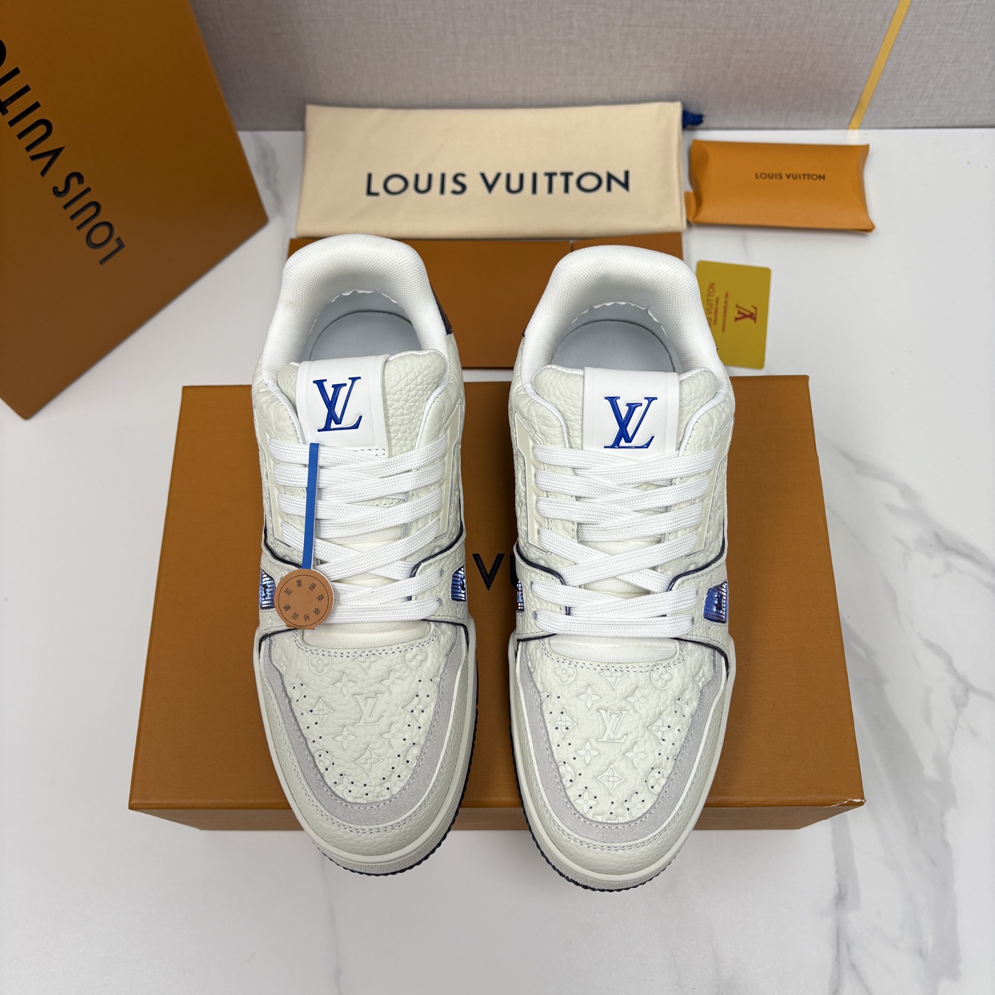 💋💍L家新品  L*V  路易～当季新品上架  TRAINER 系列运动鞋   官方 10,400    色彩狂想与复古