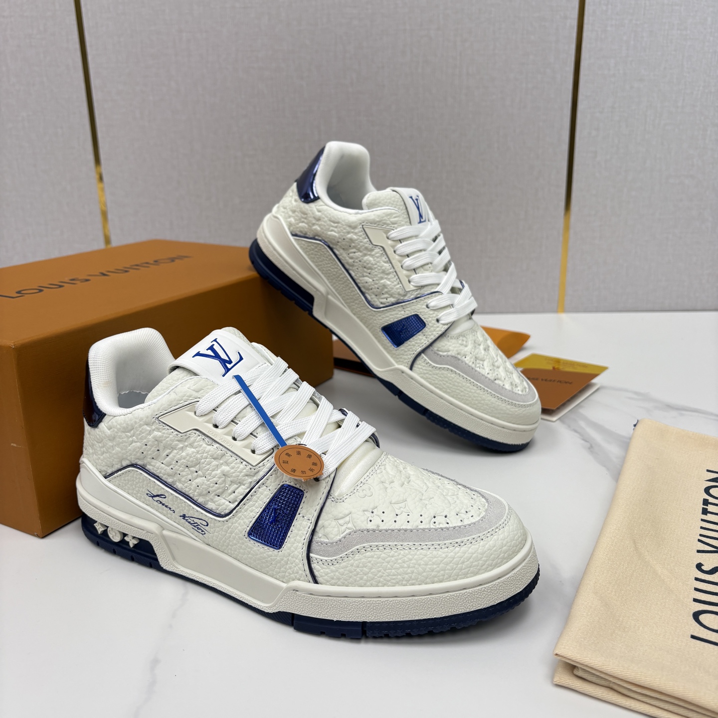 💋💍L家新品 L*V 路易~当季新品上架 TRAINER 系列运动鞋 官方 10,400 色彩狂想与复古 💋💍L家新品 L*V 路易~当季新品上架 TRAINER 系列运动鞋 官方 10,400 色彩狂想与复古