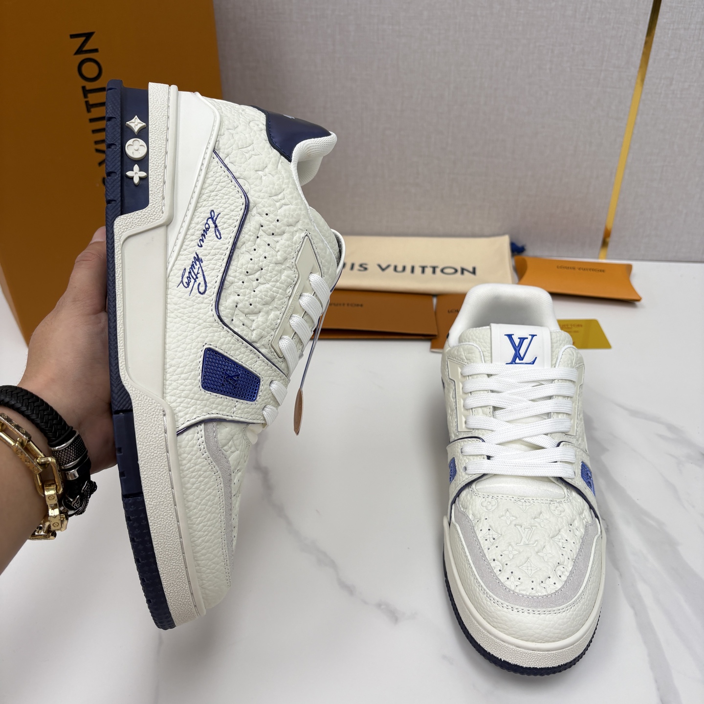 💋💍L家新品 L*V 路易~当季新品上架 TRAINER 系列运动鞋 官方 10,400 色彩狂想与复古 💋💍L家新品 L*V 路易~当季新品上架 TRAINER 系列运动鞋 官方 10,400 色彩狂想与复古