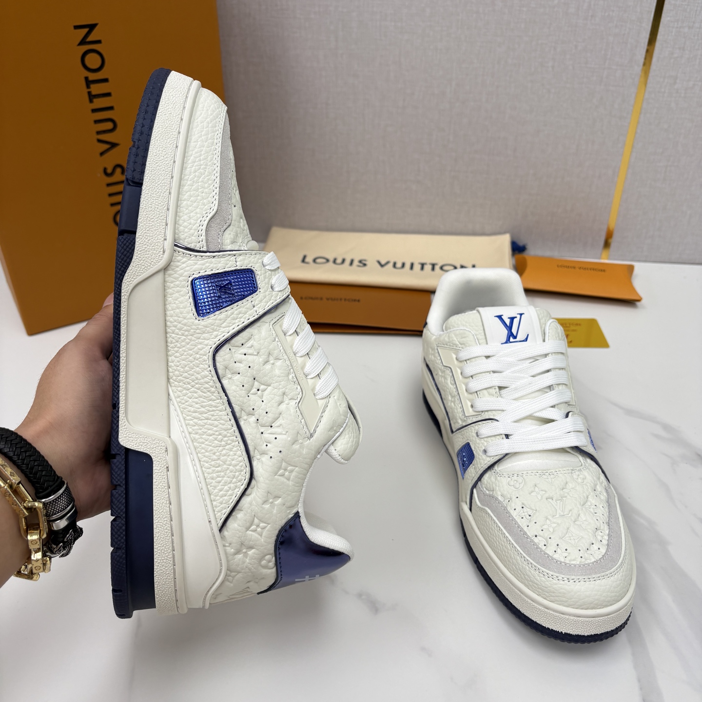 💋💍L家新品 L*V 路易~当季新品上架 TRAINER 系列运动鞋 官方 10,400 色彩狂想与复古 💋💍L家新品 L*V 路易~当季新品上架 TRAINER 系列运动鞋 官方 10,400 色彩狂想与复古