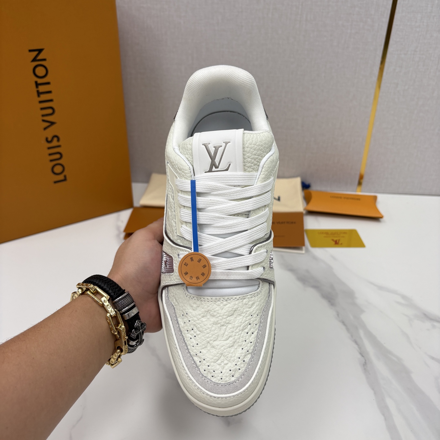 💋💍L家新品  L*V  路易～当季新品上架  TRAINER 系列运动鞋   官方 10,400    色彩狂想与复古