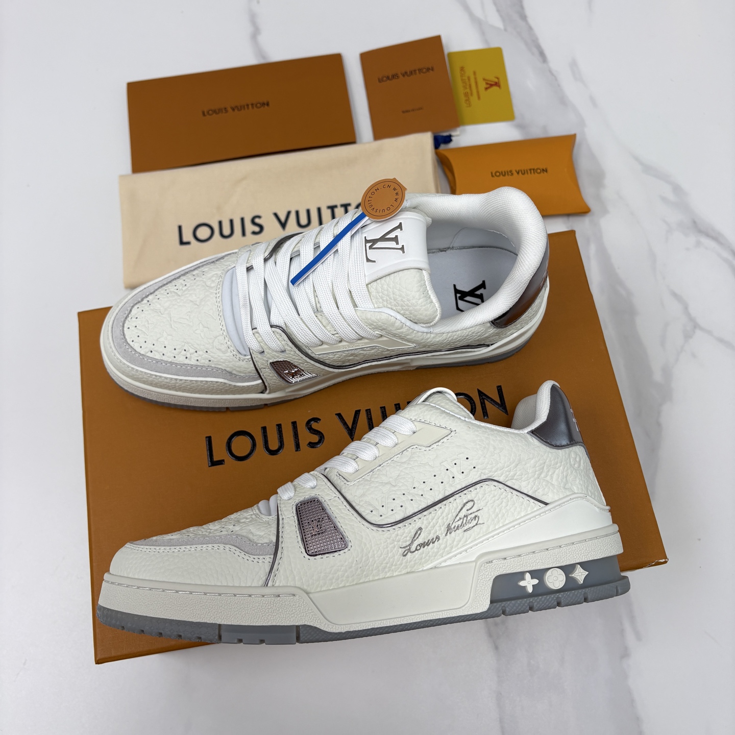 💋💍L家新品  L*V  路易～当季新品上架  TRAINER 系列运动鞋   官方 10,400    色彩狂想与复古