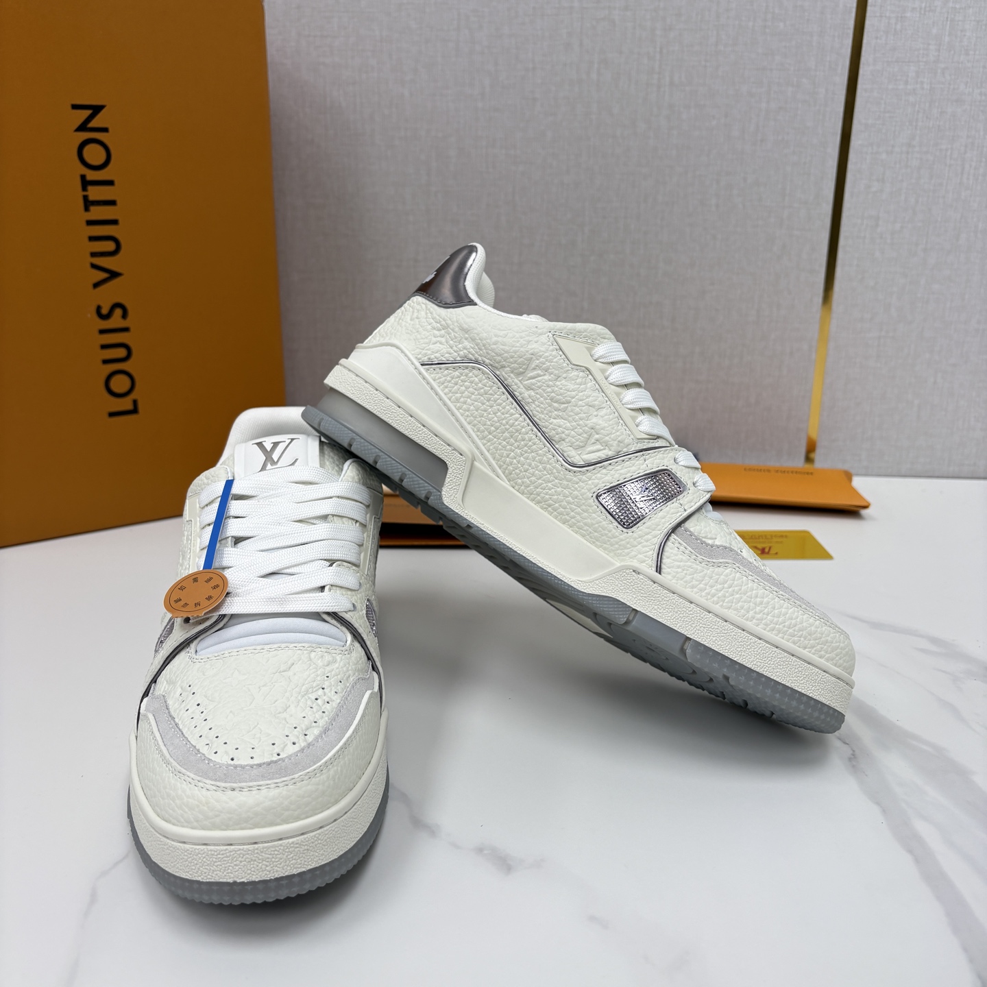 💋💍L家新品  L*V  路易～当季新品上架  TRAINER 系列运动鞋   官方 10,400    色彩狂想与复古
