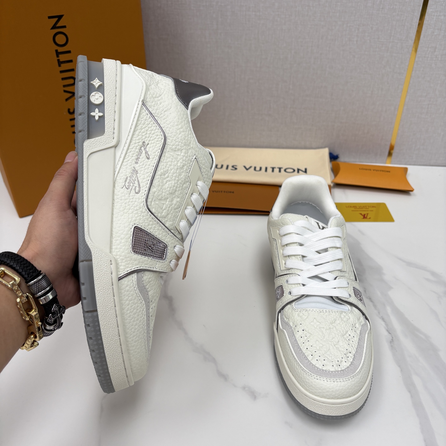 💋💍L家新品  L*V  路易～当季新品上架  TRAINER 系列运动鞋   官方 10,400    色彩狂想与复古