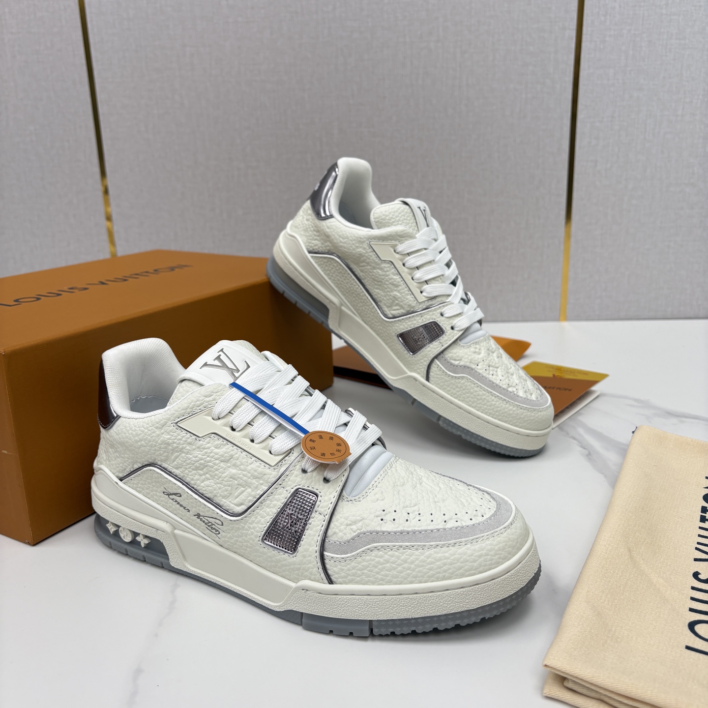 💋💍L家新品  L*V  路易～当季新品上架  TRAINER 系列运动鞋   官方 10,400    色彩狂想与复古