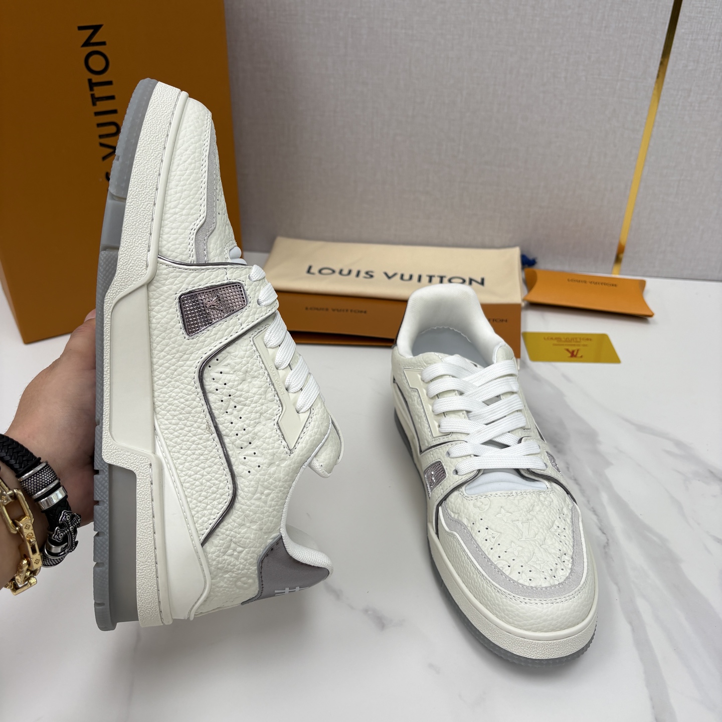 💋💍L家新品  L*V  路易～当季新品上架  TRAINER 系列运动鞋   官方 10,400    色彩狂想与复古