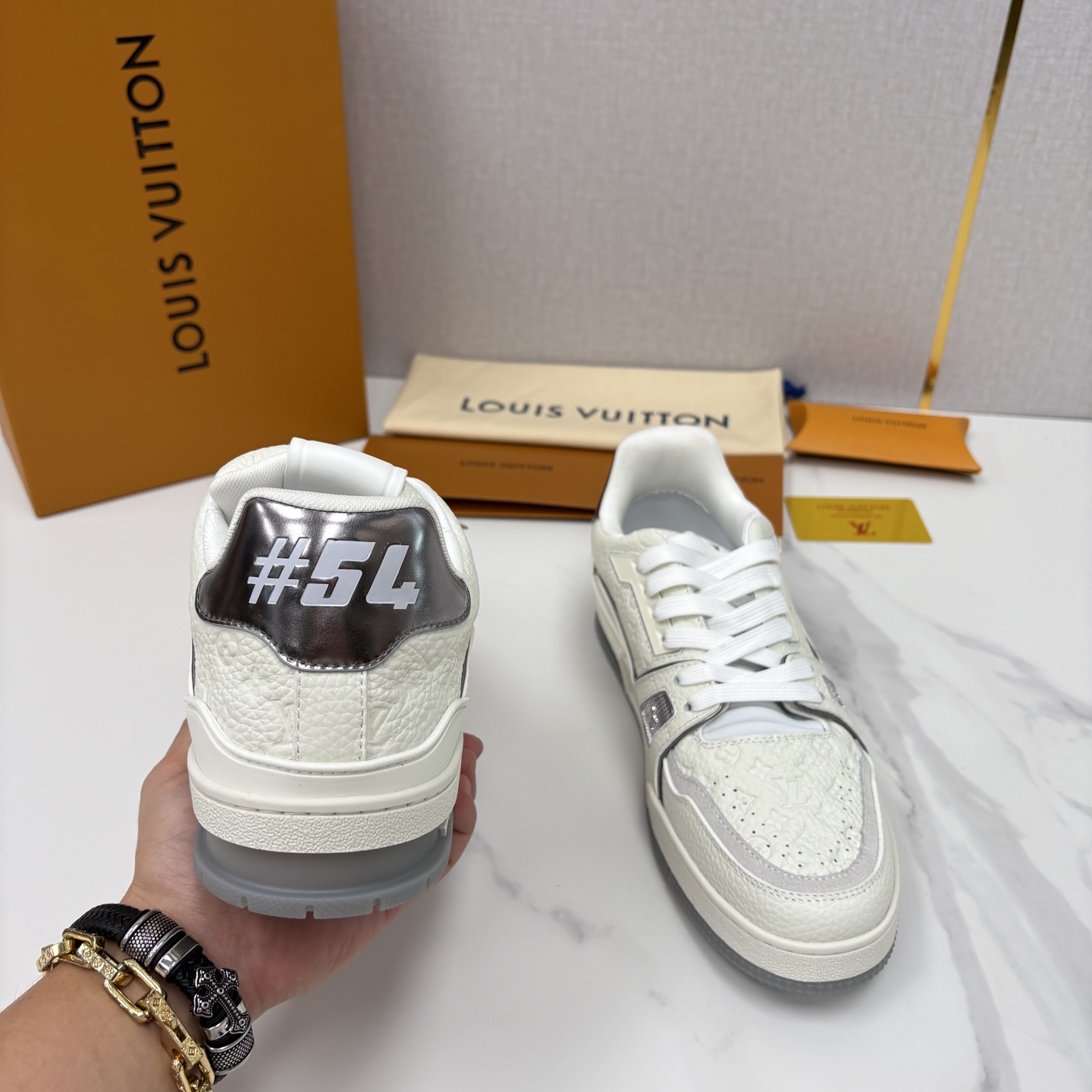 💋💍L家新品  L*V  路易～当季新品上架  TRAINER 系列运动鞋   官方 10,400    色彩狂想与复古