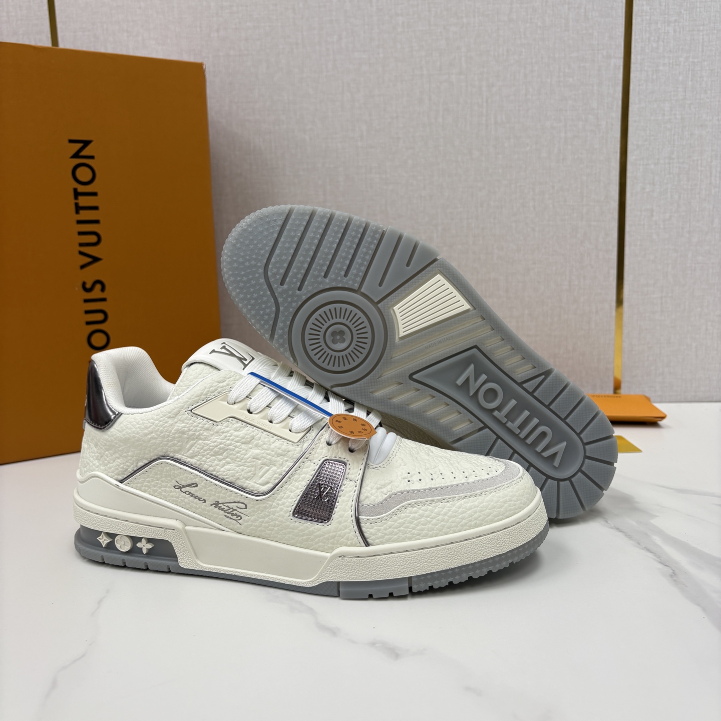 💋💍L家新品  L*V  路易～当季新品上架  TRAINER 系列运动鞋   官方 10,400    色彩狂想与复古