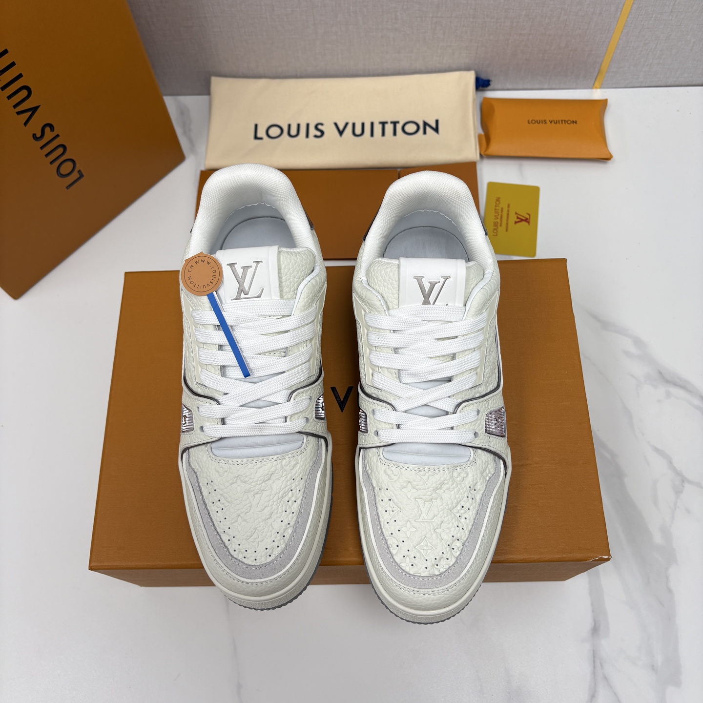 💋💍L家新品  L*V  路易～当季新品上架  TRAINER 系列运动鞋   官方 10,400    色彩狂想与复古