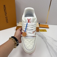 💋💍L家新品 L*V 路易~当季新品上架 TRAINER 系列运动鞋 官方 10,400 色彩狂想与复古 💋💍L家新品 L*V 路易~当季新品上架 TRAINER 系列运动鞋 官方 10,400 色彩狂想与复古