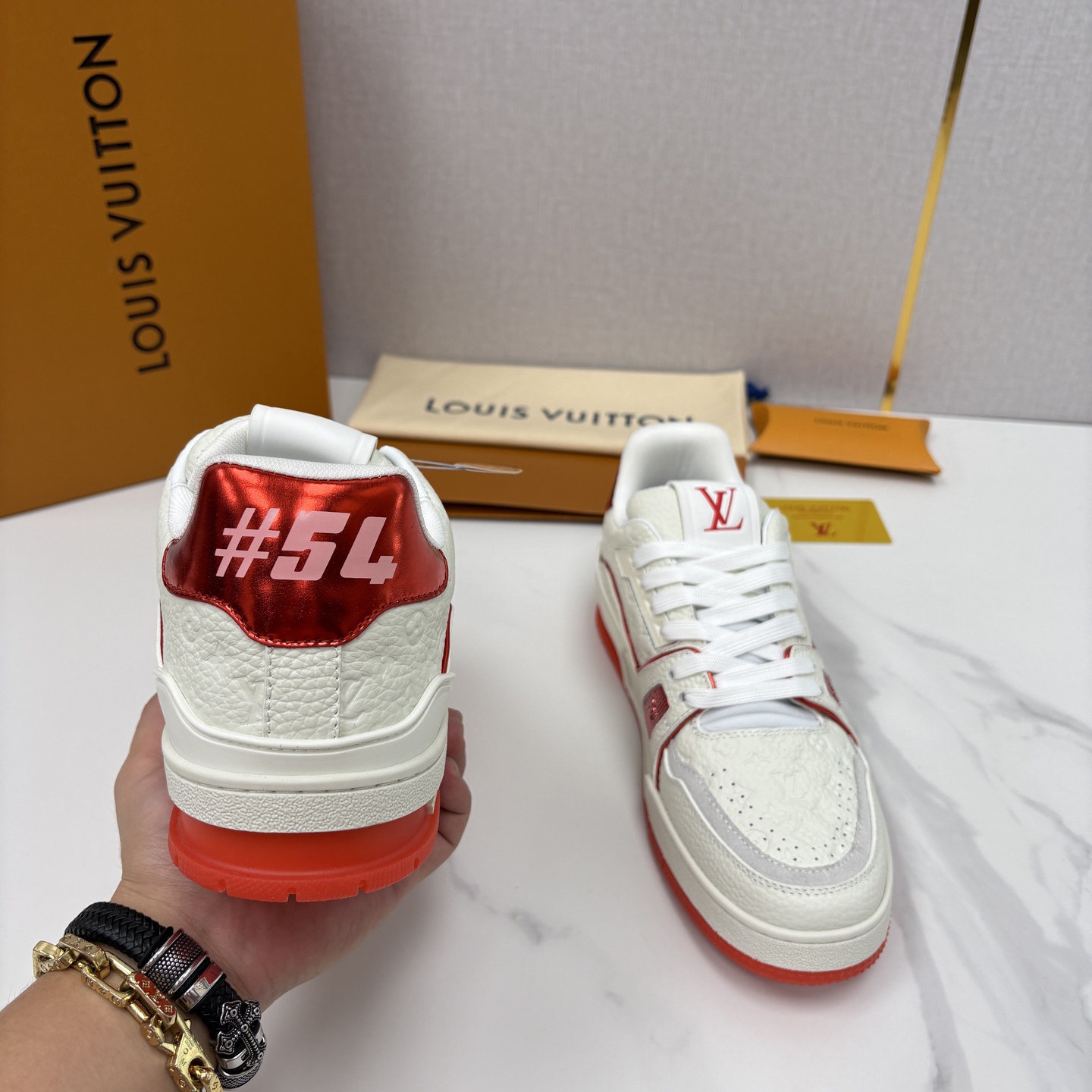 💋💍L家新品 L*V 路易~当季新品上架 TRAINER 系列运动鞋 官方 10,400 色彩狂想与复古 💋💍L家新品 L*V 路易~当季新品上架 TRAINER 系列运动鞋 官方 10,400 色彩狂想与复古