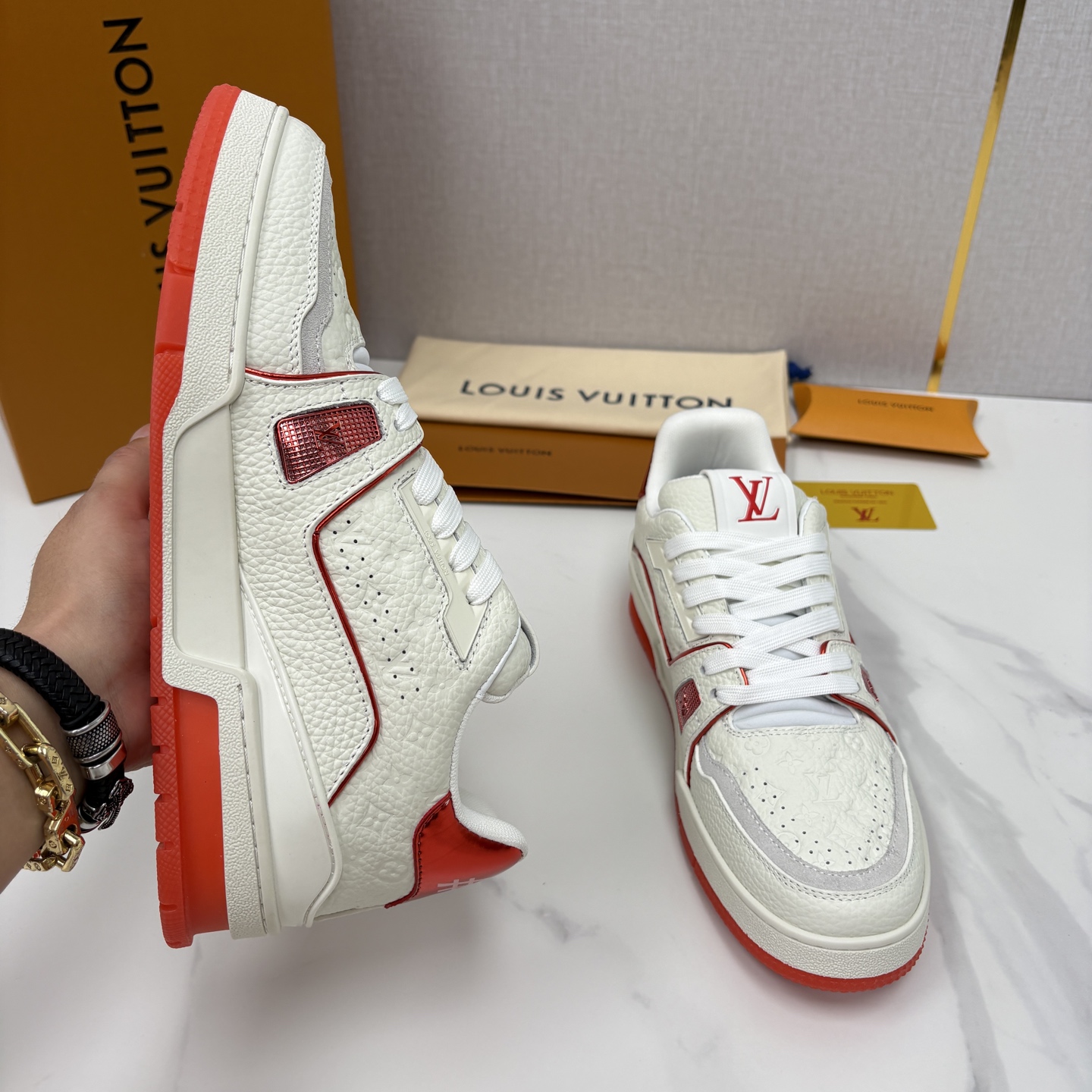 💋💍L家新品 L*V 路易~当季新品上架 TRAINER 系列运动鞋 官方 10,400 色彩狂想与复古 💋💍L家新品 L*V 路易~当季新品上架 TRAINER 系列运动鞋 官方 10,400 色彩狂想与复古
