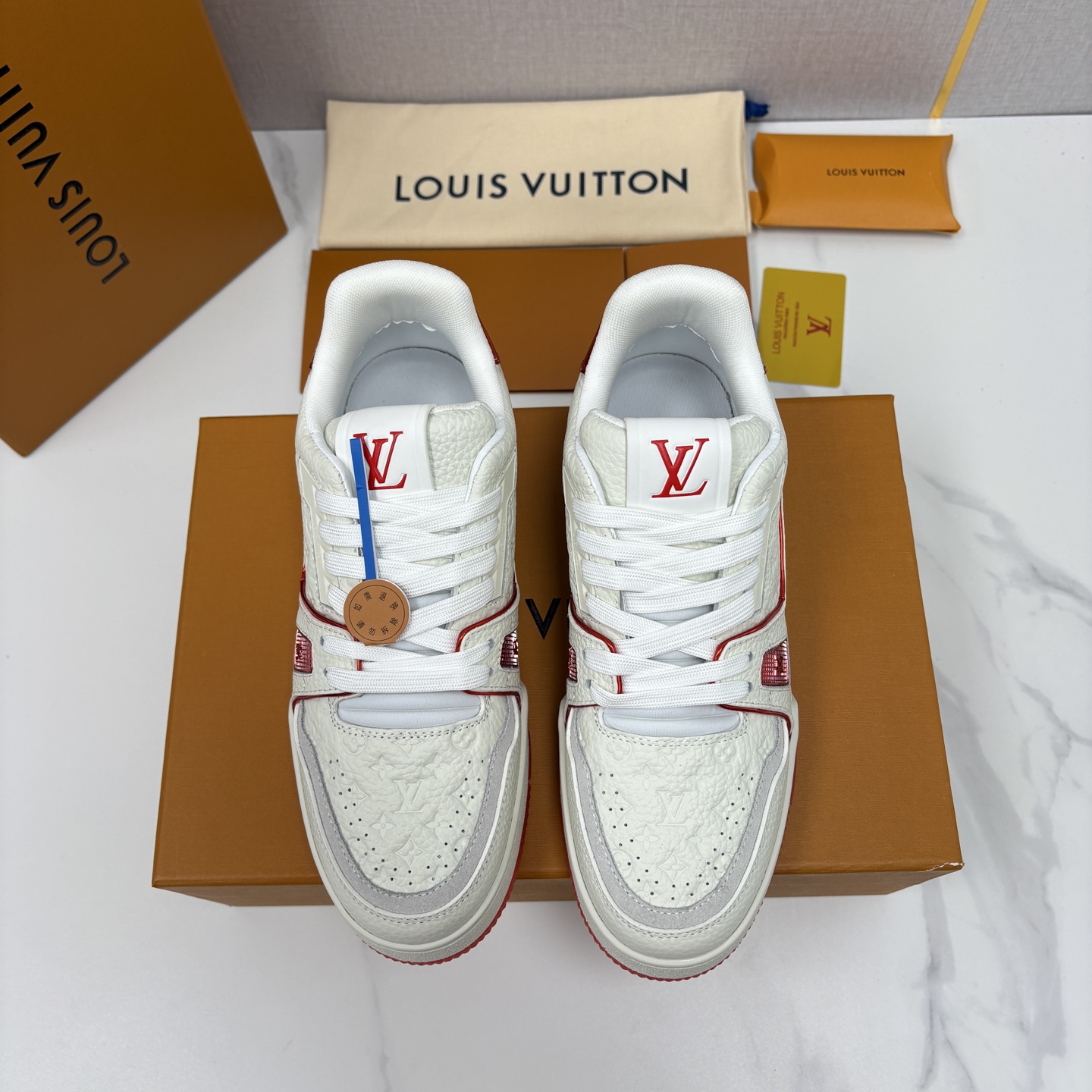 💋💍L家新品  L*V  路易～当季新品上架  TRAINER 系列运动鞋   官方 10,400    色彩狂想与复古