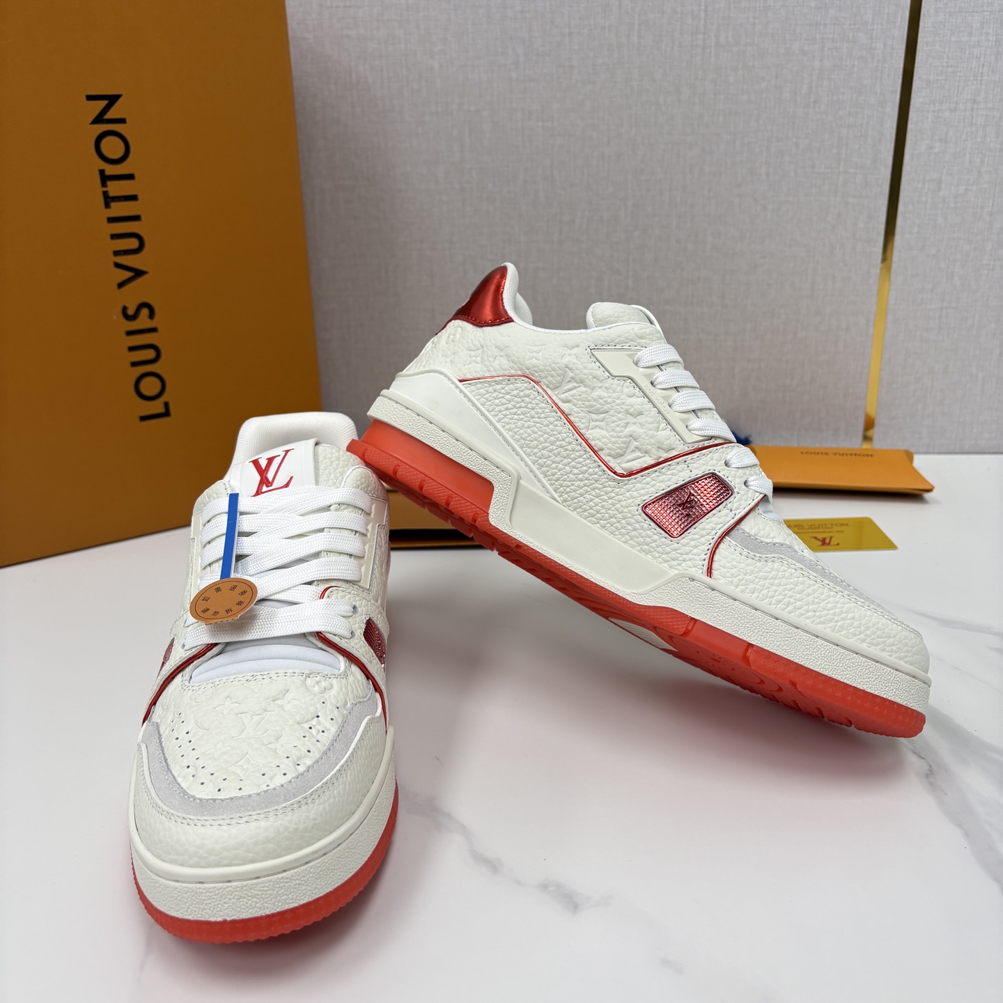 💋💍L家新品 L*V 路易~当季新品上架 TRAINER 系列运动鞋 官方 10,400 色彩狂想与复古 💋💍L家新品 L*V 路易~当季新品上架 TRAINER 系列运动鞋 官方 10,400 色彩狂想与复古