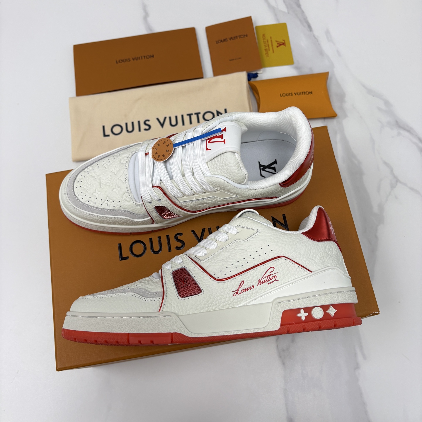 💋💍L家新品 L*V 路易~当季新品上架 TRAINER 系列运动鞋 官方 10,400 色彩狂想与复古 💋💍L家新品 L*V 路易~当季新品上架 TRAINER 系列运动鞋 官方 10,400 色彩狂想与复古